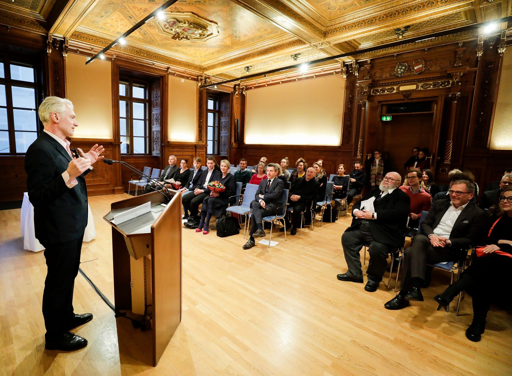 Am 16. Dezember 2019 &uuml;berreichte Sektionschef J&uuml;rgen Meindl die Urkunde &uuml;ber die Verleihung des Berufstitels Professor an Christian Ankowitsch (l.).