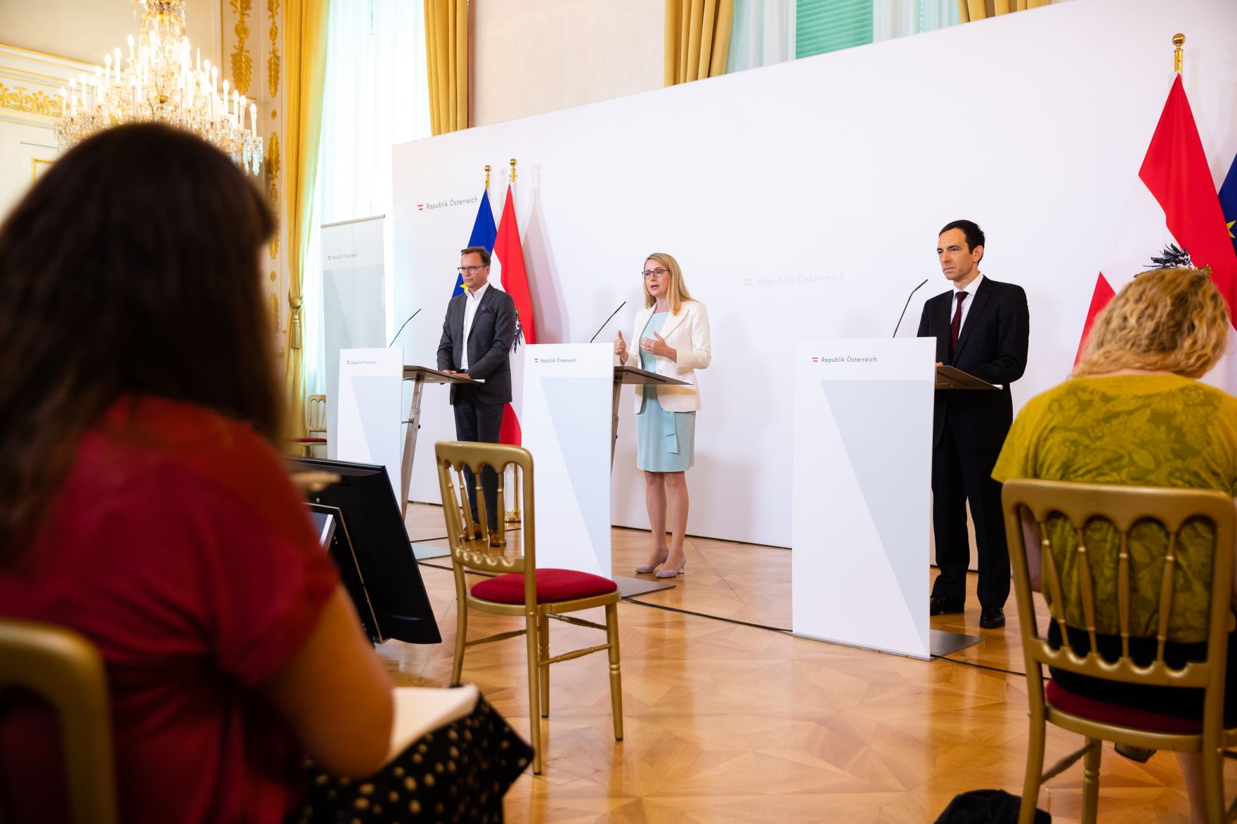 Am 27. Juli 2020 fand ein Pressestatement zu den Ma&szlig;nahmen gegen die Krise im Bundeskanzleramt statt. Im Bild Bundesministerin Margarete Schramb&ouml;ck (m.), Christian Pawlu (r.), Member of the Sandoz Executive Committee and Head of Strategy, Portfolio and Business Development und Michael Kocher (l.), Country President Novartis Austria.