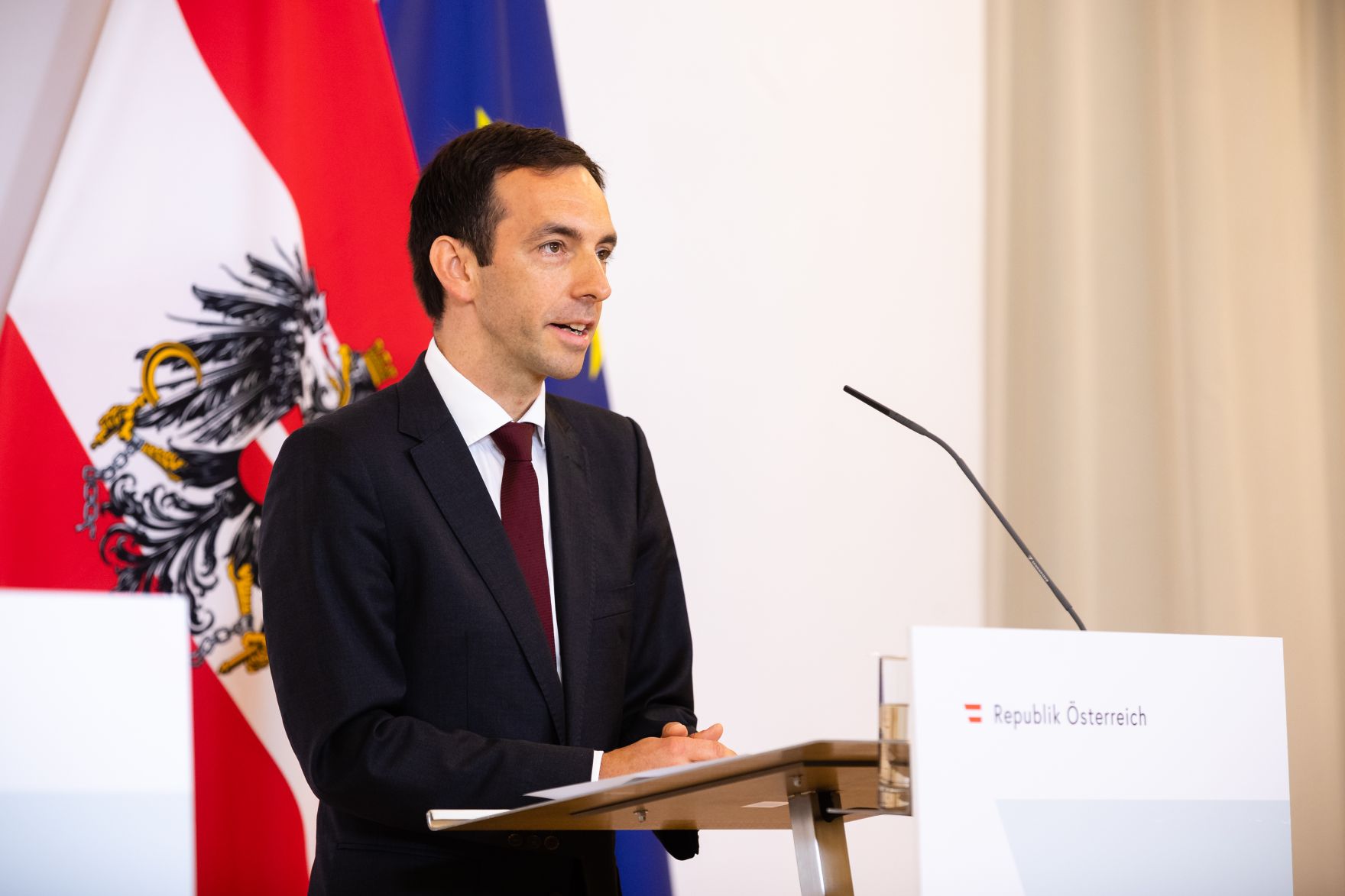 Am 27. Juli 2020 fand ein Pressestatement zu den Ma&szlig;nahmen gegen die Krise im Bundeskanzleramt statt. Im Bild Christian Pawlu, Member of the Sandoz Executive Committee and Head of Strategy, Portfolio and Business Development.