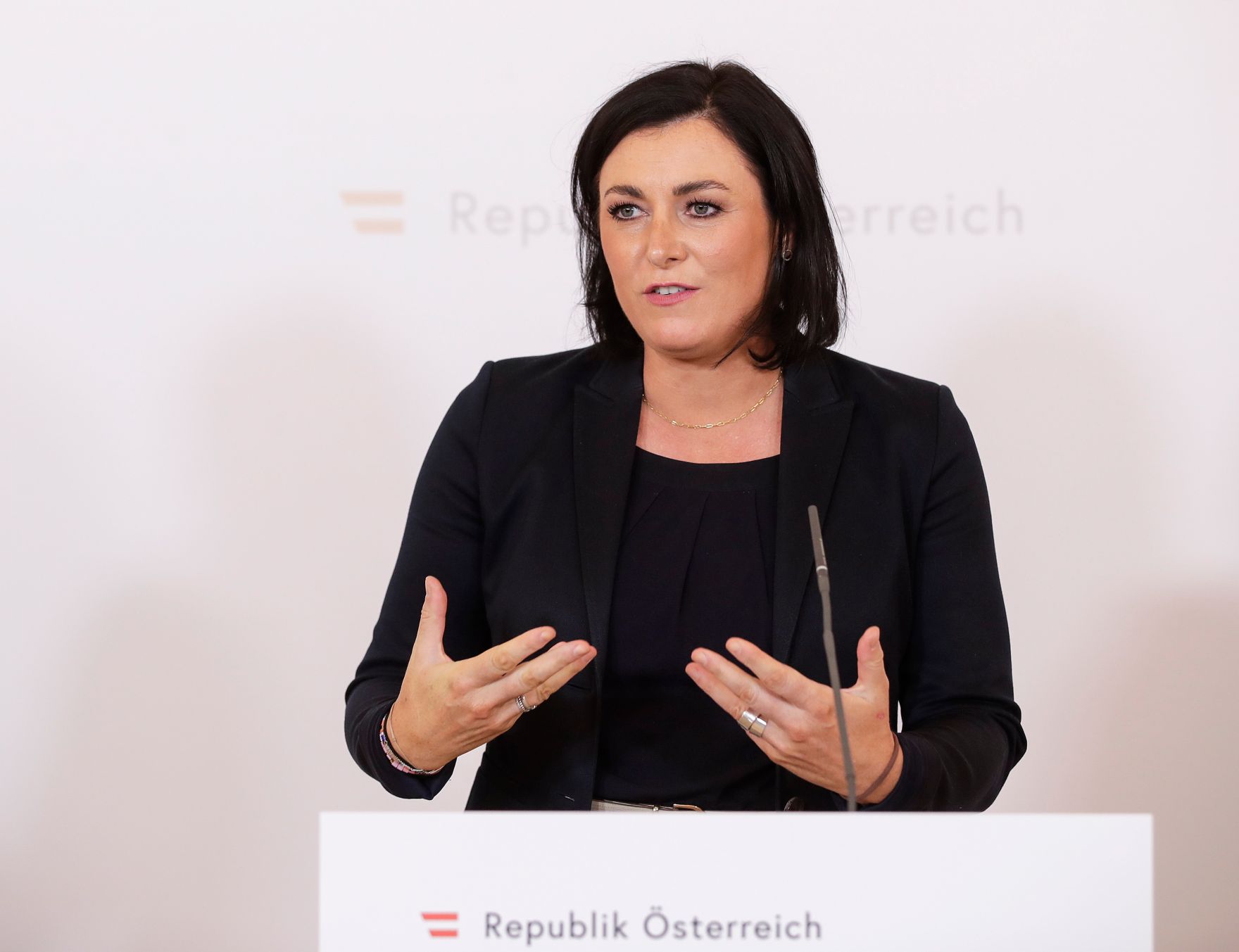 Am 27. August 2020 fand ein Pressestatement zu den Ma&szlig;nahmen gegen die Krise im Bundeskanzleramt statt. Im Bild Tourismusministerin Elisabeth K&ouml;stinger.