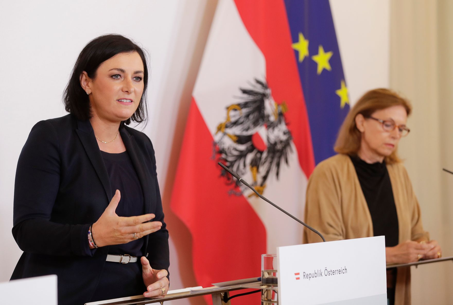 Am 27. August 2020 fand ein Pressestatement zu den Ma&szlig;nahmen gegen die Krise im Bundeskanzleramt statt. Im Bild Tourismusministerin Elisabeth K&ouml;stinger (l.) und Susanne Kraus-Winkler (r.), Obfrau im Fachverband Hotellerie in der Wirtschaftskammer &Ouml;sterreich.