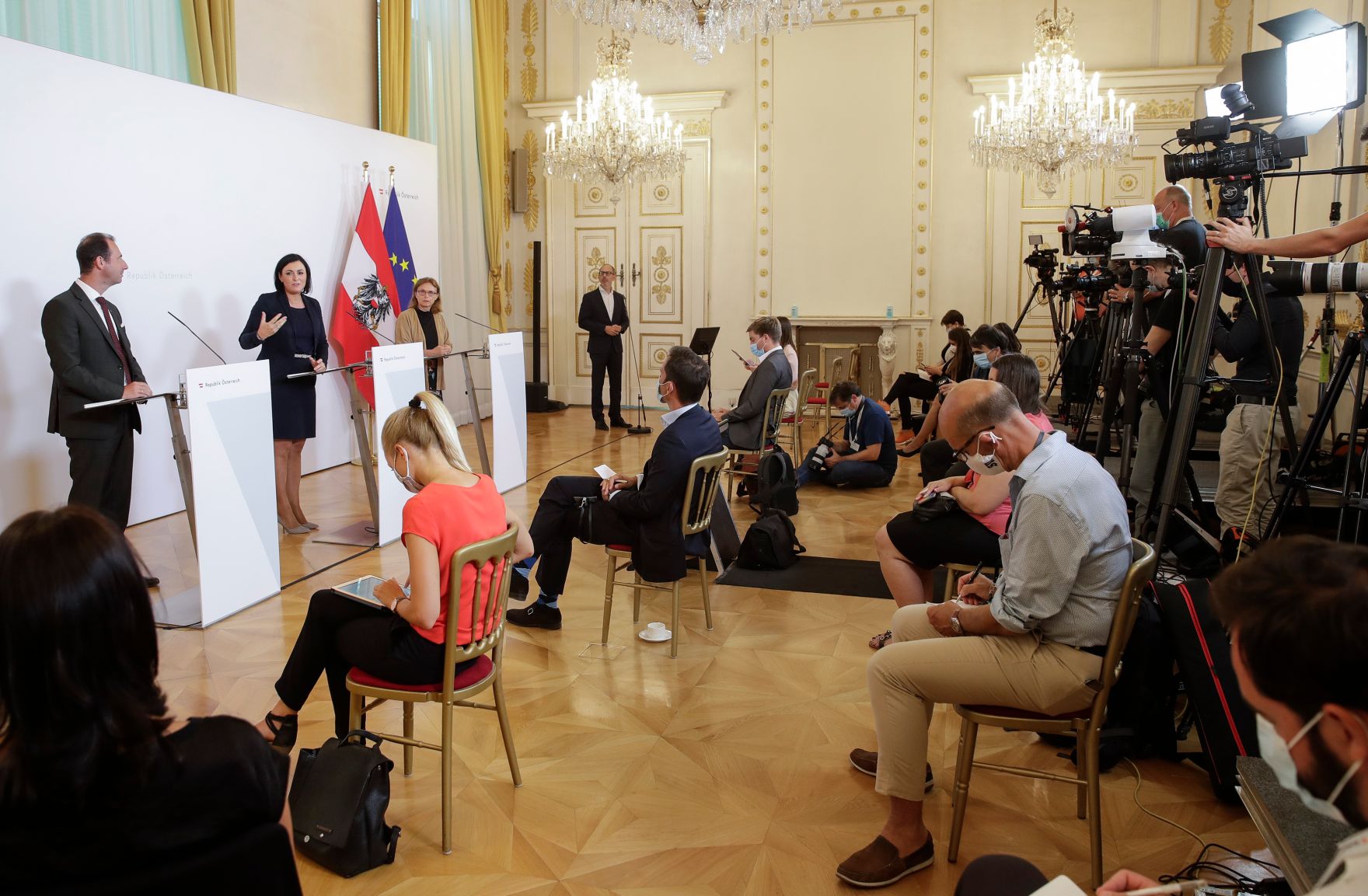 Am 27. August 2020 fand ein Pressestatement zu den Ma&szlig;nahmen gegen die Krise im Bundeskanzleramt statt.