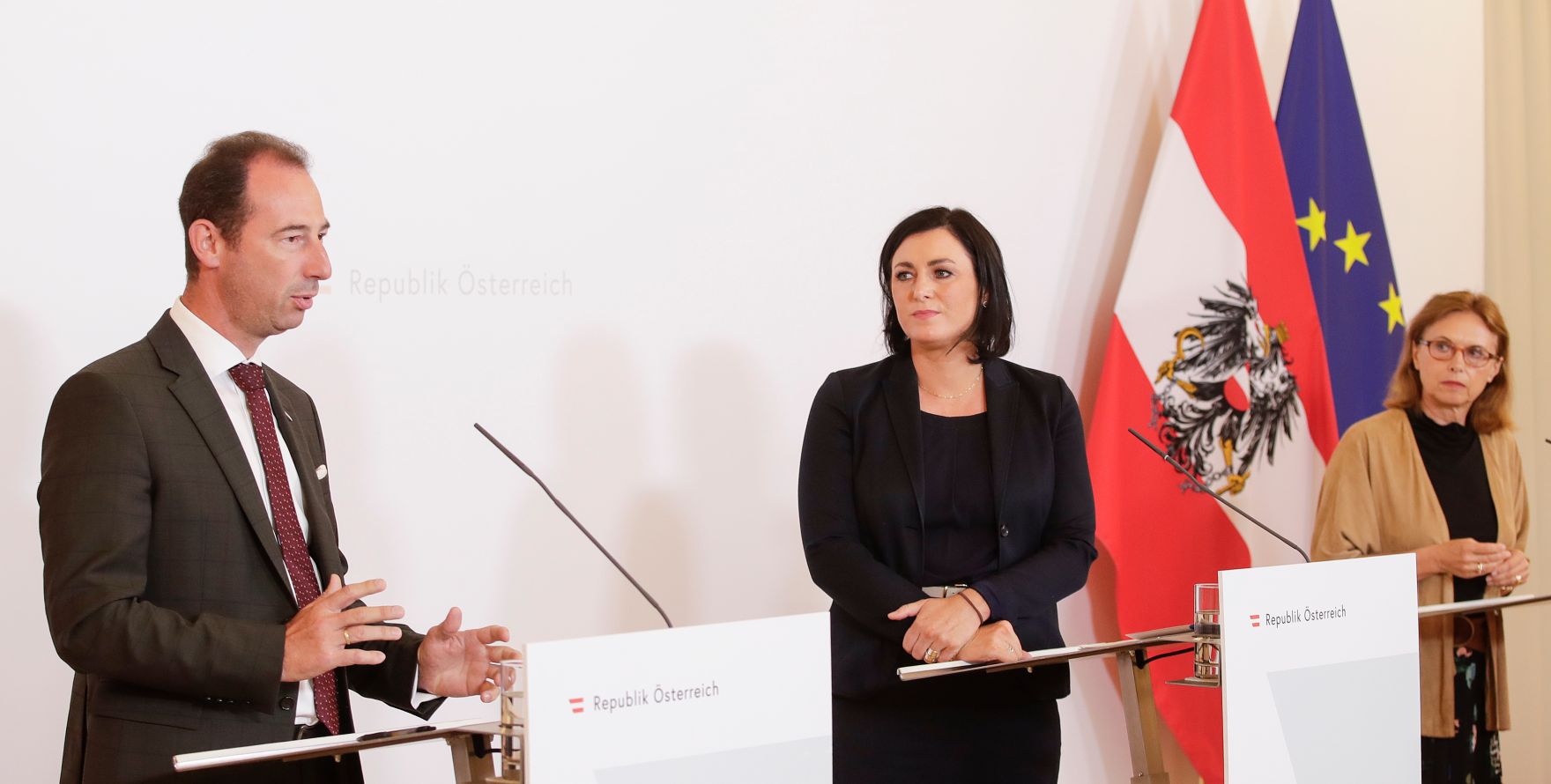 Am 27. August 2020 fand ein Pressestatement zu den Ma&szlig;nahmen gegen die Krise im Bundeskanzleramt statt. Im Bild (v.l.n.r.) Mario Pulker, Obmann des Fachverbandes Gastronomie in der Wirtschaftskammer &Ouml;sterreich, Tourismusministerin Elisabeth K&ouml;stinger und Susanne Kraus-Winkler, Obfrau im Fachverband Hotellerie in der Wirtschaftskammer &Ouml;sterreich.