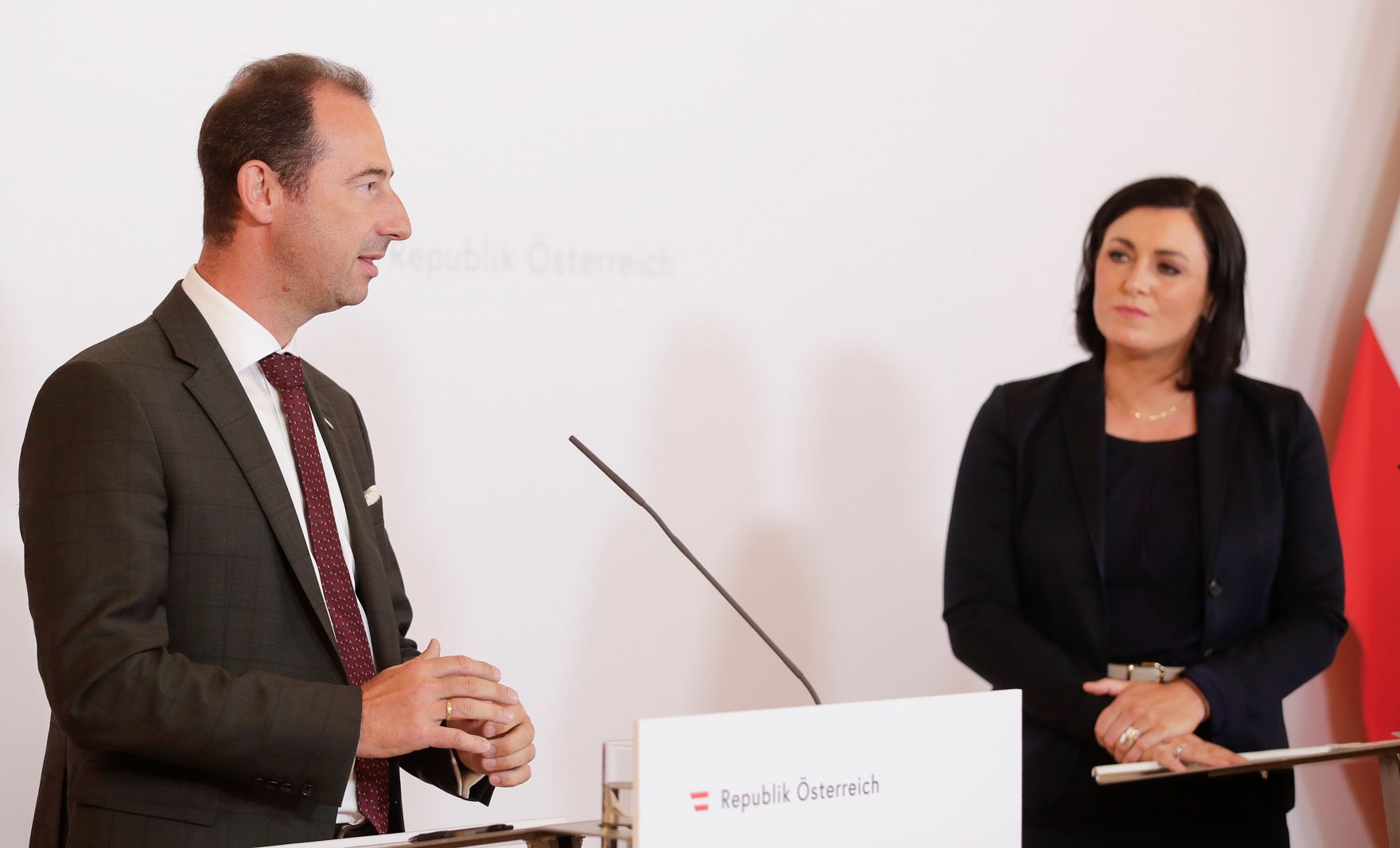Am 27. August 2020 fand ein Pressestatement zu den Ma&szlig;nahmen gegen die Krise im Bundeskanzleramt statt. Im Bild Tourismusministerin Elisabeth K&ouml;stinger (r.) und Mario Pulker (l.), Obmann des Fachverbandes Gastronomie in der Wirtschaftskammer &Ouml;sterreich.
