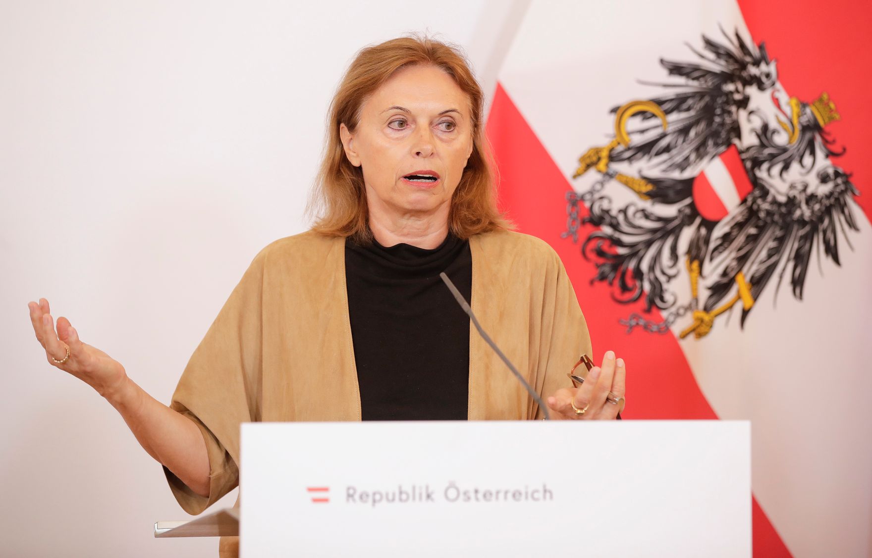 Am 27. August 2020 fand ein Pressestatement zu den Ma&szlig;nahmen gegen die Krise im Bundeskanzleramt statt. Im Bild Susanne Kraus-Winkler (r.), Obfrau im Fachverband Hotellerie in der Wirtschaftskammer &Ouml;sterreich.