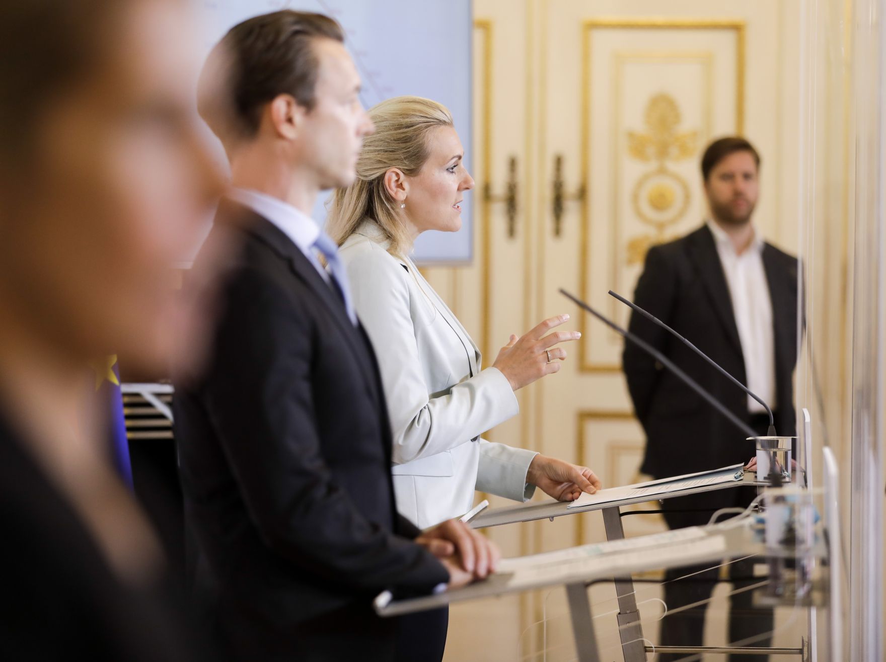 Am 8. September 2020 fand ein Pressestatement zu den Ma&szlig;nahmen gegen die Krise im Bundeskanzleramt statt. Im Bild Bundesministerin Christine Aschbacher (r.) und Bundesminister Gernot Bl&uuml;mel (l.).