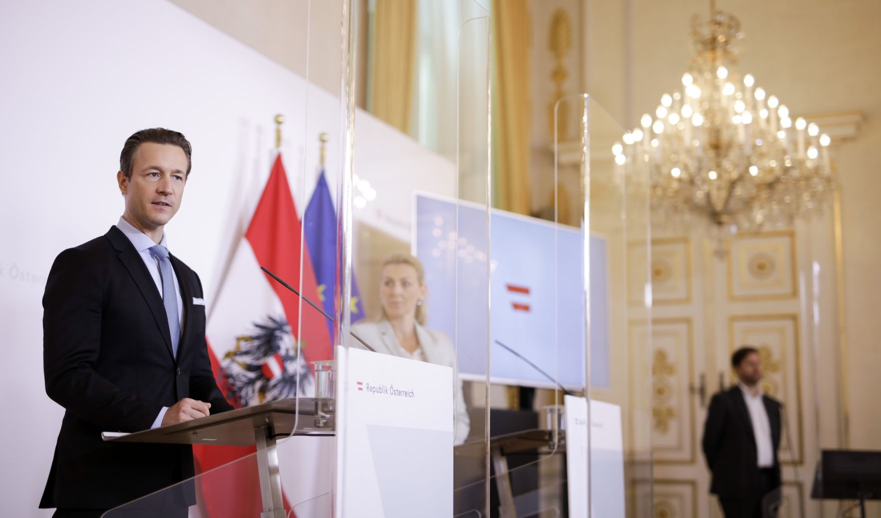 Am 8. September 2020 fand ein Pressestatement zu den Ma&szlig;nahmen gegen die Krise im Bundeskanzleramt statt. Im Bild Bundesministerin Christine Aschbacher (r.) und Bundesminister Gernot Bl&uuml;mel (l.).