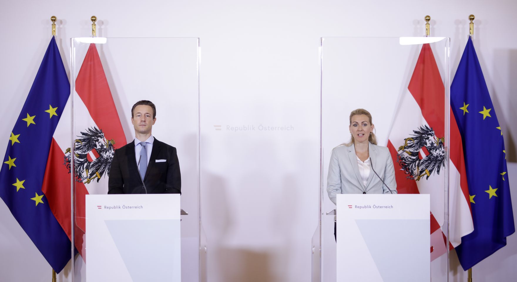 Am 8. September 2020 fand ein Pressestatement zu den Ma&szlig;nahmen gegen die Krise im Bundeskanzleramt statt. Im Bild Bundesministerin Christine Aschbacher (r.) und Bundesminister Gernot Bl&uuml;mel (l.).