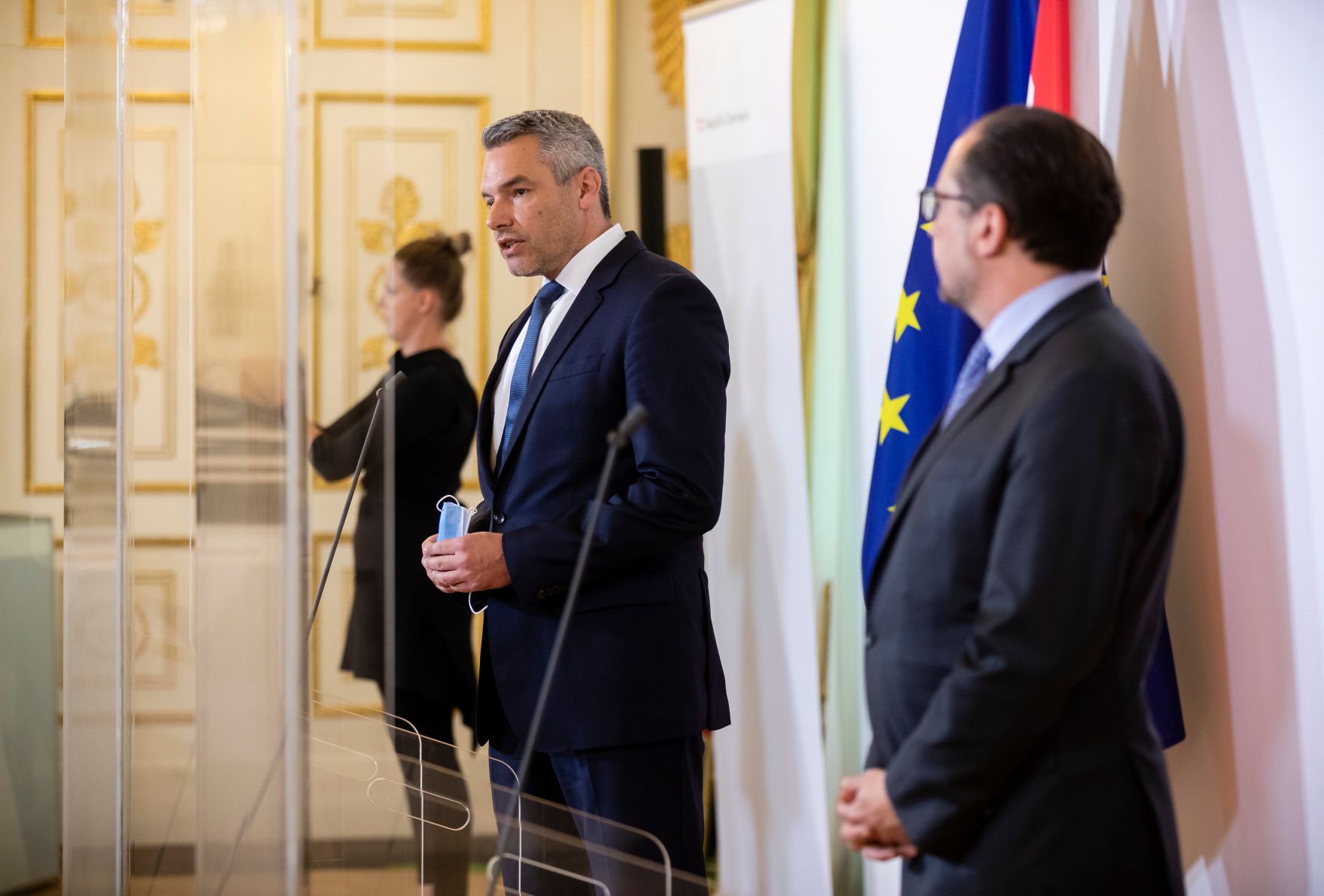 Bundesminister Karl Nehammer (l.) und Bundesminister Alexander Schallenberg (r.) beim Doorstep vor dem Ministerrat am 9. September 2020