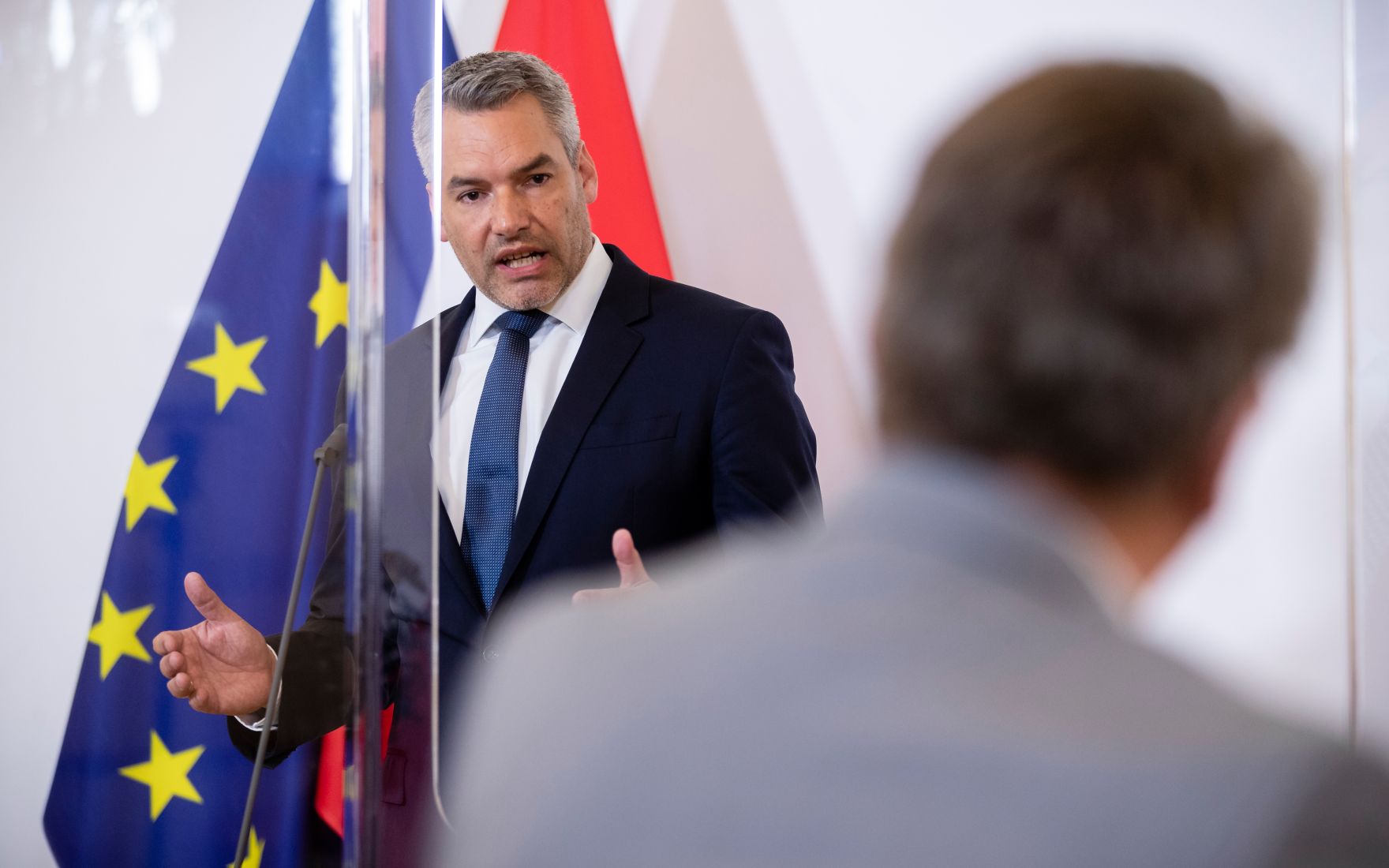 Bundesminister Karl Nehammer beim Doorstep vor dem Ministerrat am 9. September 2020