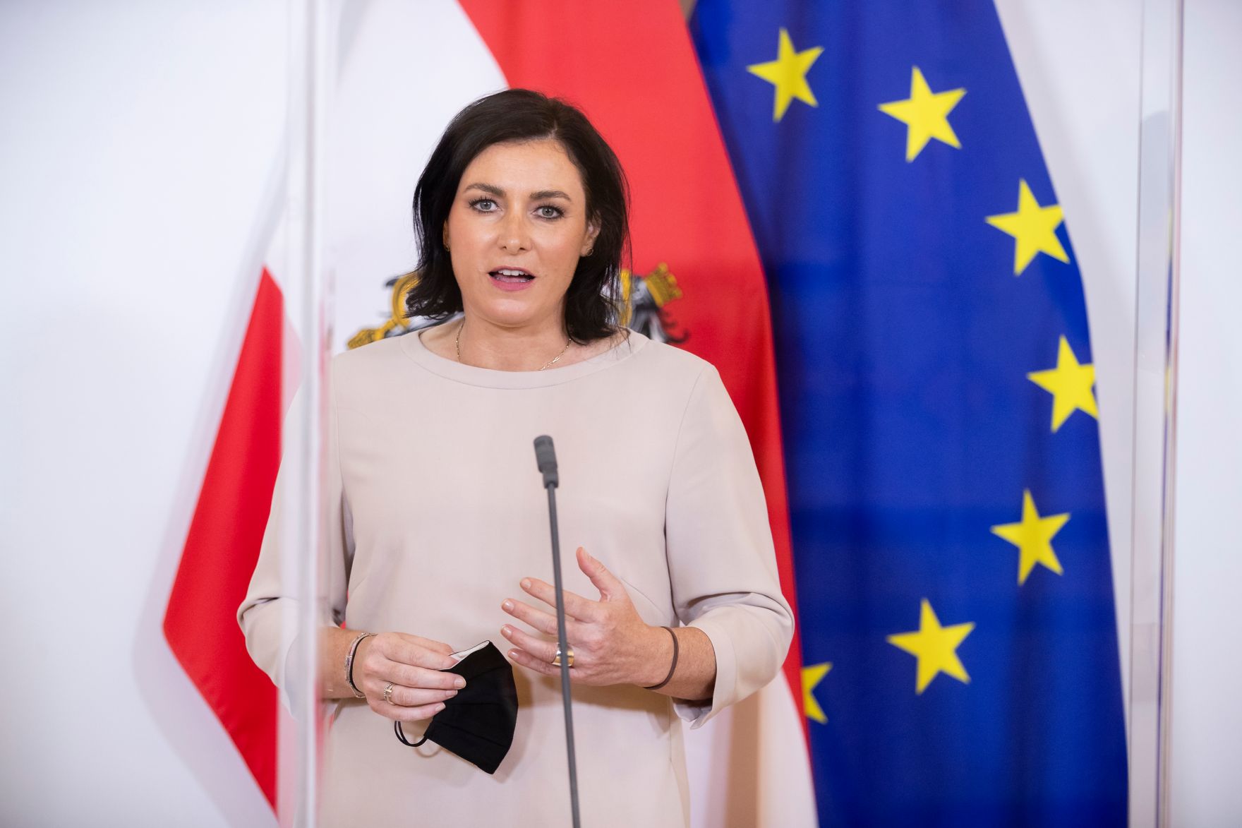 Bundesministerin Elisabeth K&ouml;stinger beim Doorstep vor dem Ministerrat am 9. September 2020