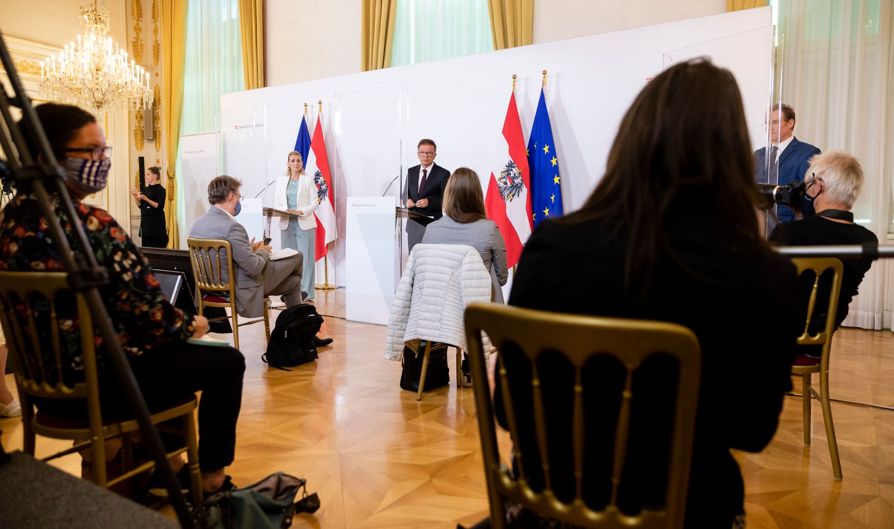 Gesundheitsminister Rudolf Anschober (l.) und Bundesministerin Christine Aschbacher (r.) beim Pressefoyer nach dem Ministerrat am 9. September 2020