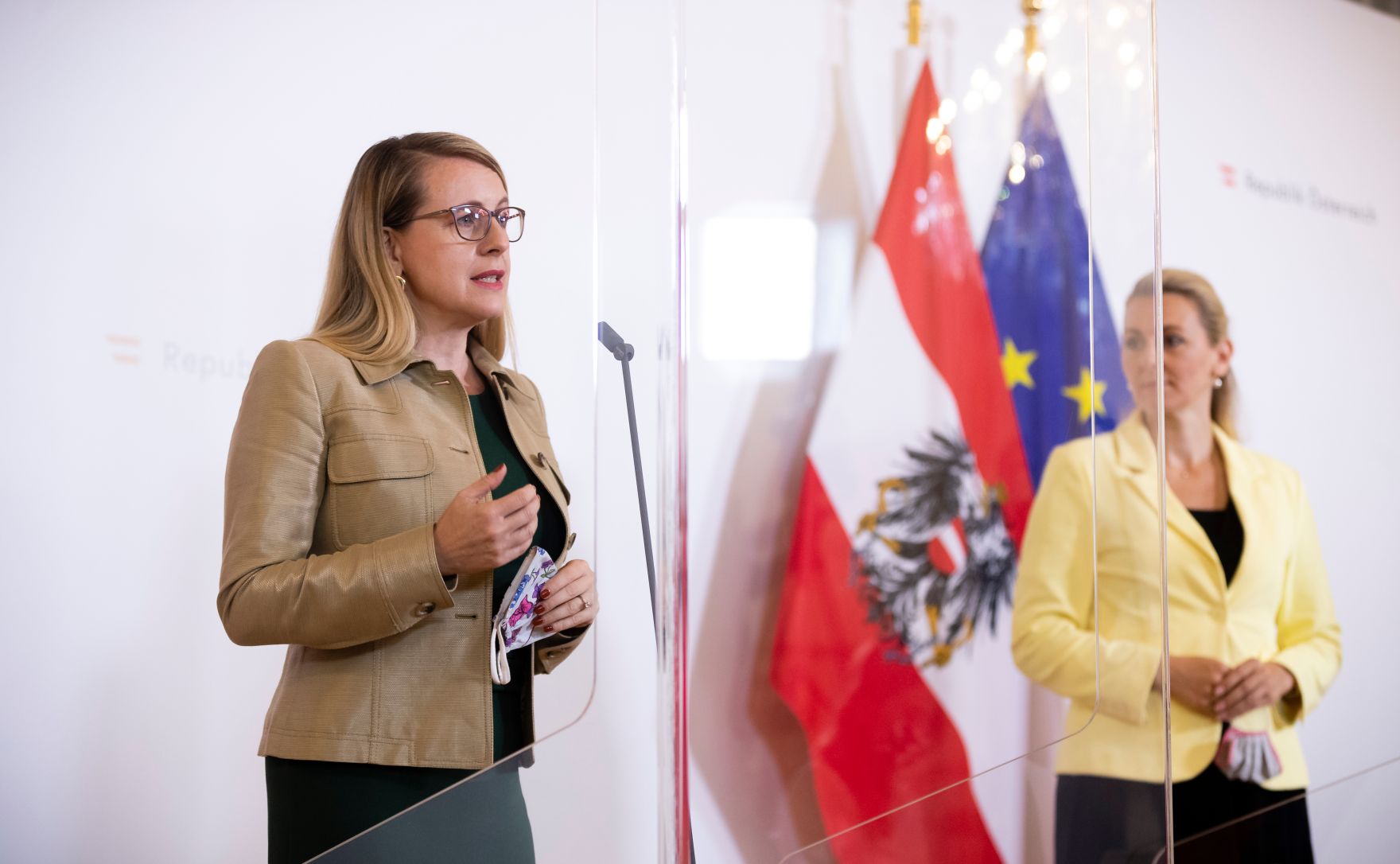 Bundesministerin Christine Aschbacher (r.) und Bundesministerin Margarete Schramb&ouml;ck (l.) beim Doorstep vor dem Ministerrat am 23. September 2020