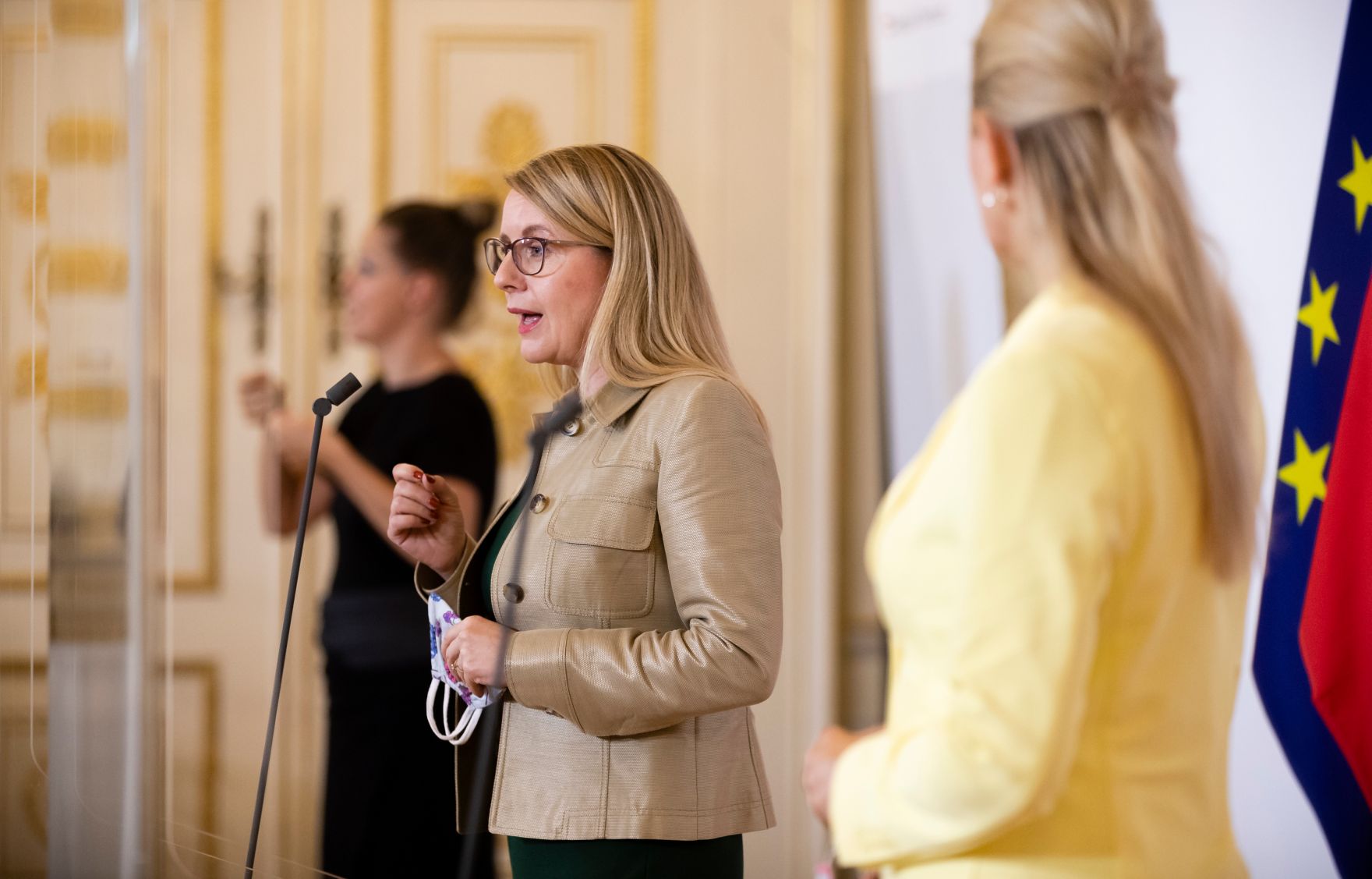 Bundesministerin Christine Aschbacher (r.) und Bundesministerin Margarete Schramb&ouml;ck (l.) beim Doorstep vor dem Ministerrat am 23. September 2020