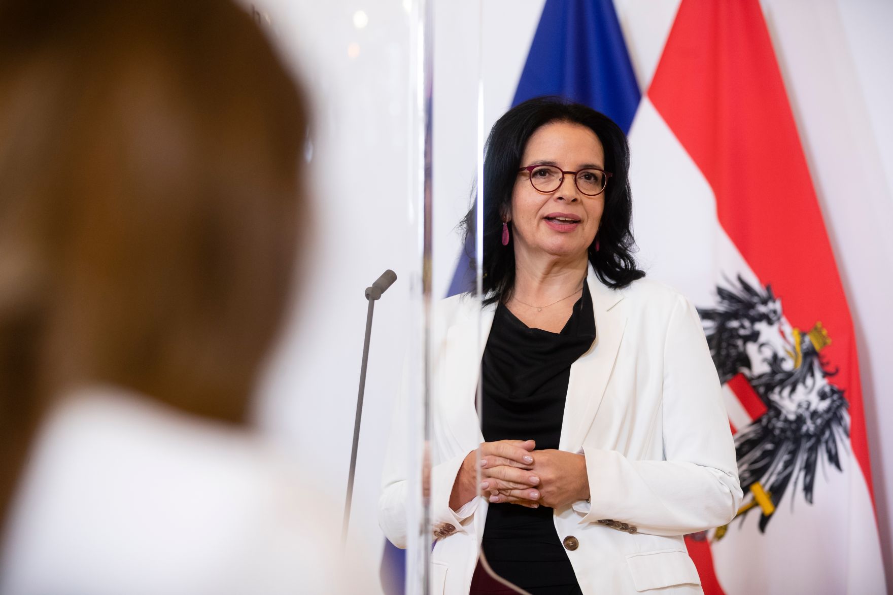 Staatssekret&auml;rin Andrea Mayer beim Doorstep vor dem Ministerrat am 23. September 2020
