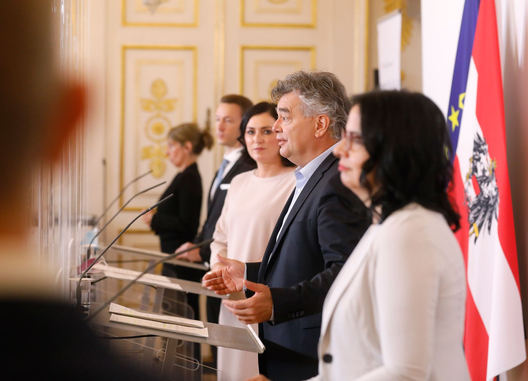 Am 25. September 2020 fand ein Pressestatement zu den Ma&szlig;nahmen gegen die Krise im Bundeskanzleramt statt. Im Bild (v.r.n.l.) Bundesminister Gernot Bl&uuml;mel, Bundesministerin Elisabeth K&ouml;stinger, Vizekanzler Wernern Kogler und Staatssekret&auml;rin Andrea Mayer.