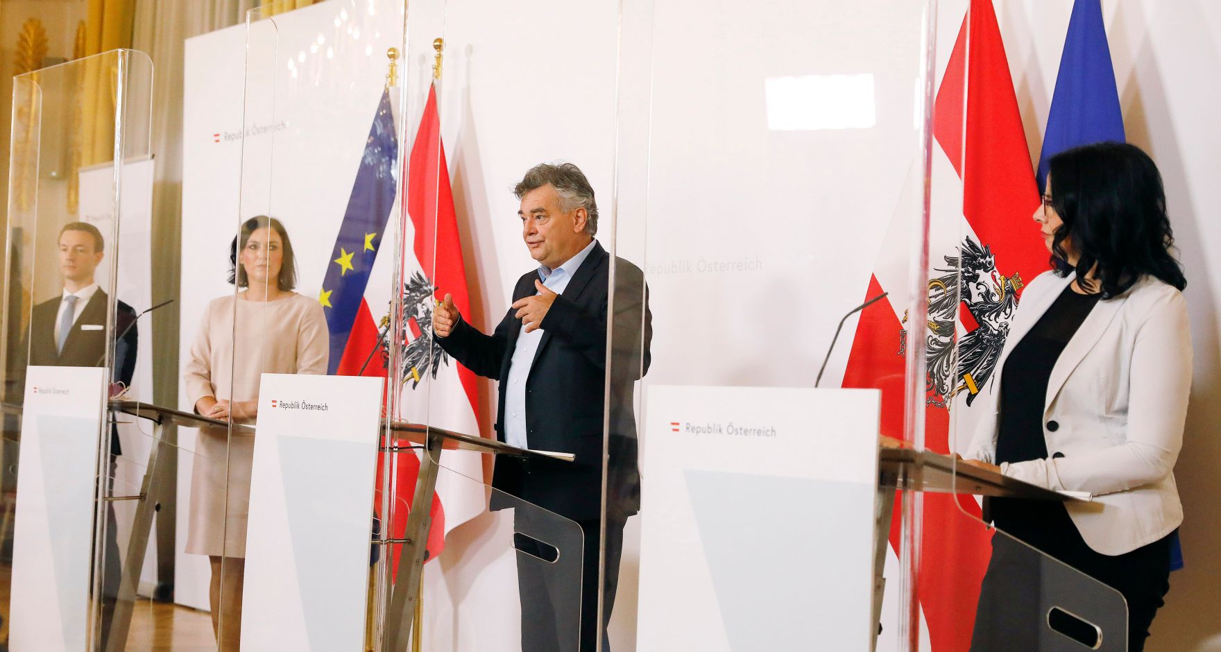 Am 25. September 2020 fand ein Pressestatement zu den Ma&szlig;nahmen gegen die Krise im Bundeskanzleramt statt. Im Bild (v.r.n.l.) Bundesminister Gernot Bl&uuml;mel, Bundesministerin Elisabeth K&ouml;stinger, Vizekanzler Wernern Kogler und Staatssekret&auml;rin Andrea Mayer.