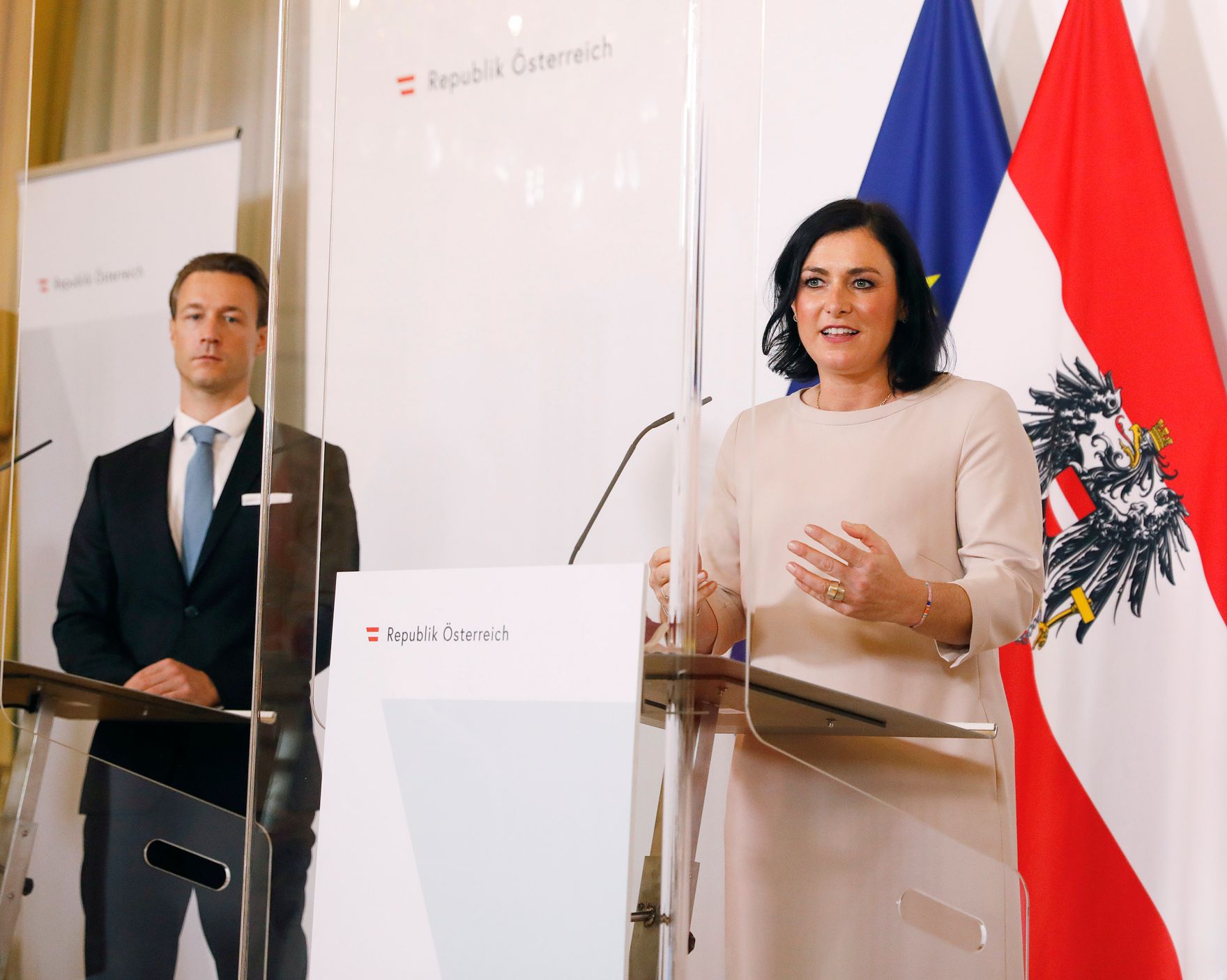 Am 25. September 2020 fand ein Pressestatement zu den Ma&szlig;nahmen gegen die Krise im Bundeskanzleramt statt. Im Bild (v.r.n.l.) Bundesminister Gernot Bl&uuml;mel und Bundesministerin Elisabeth K&ouml;stinger.