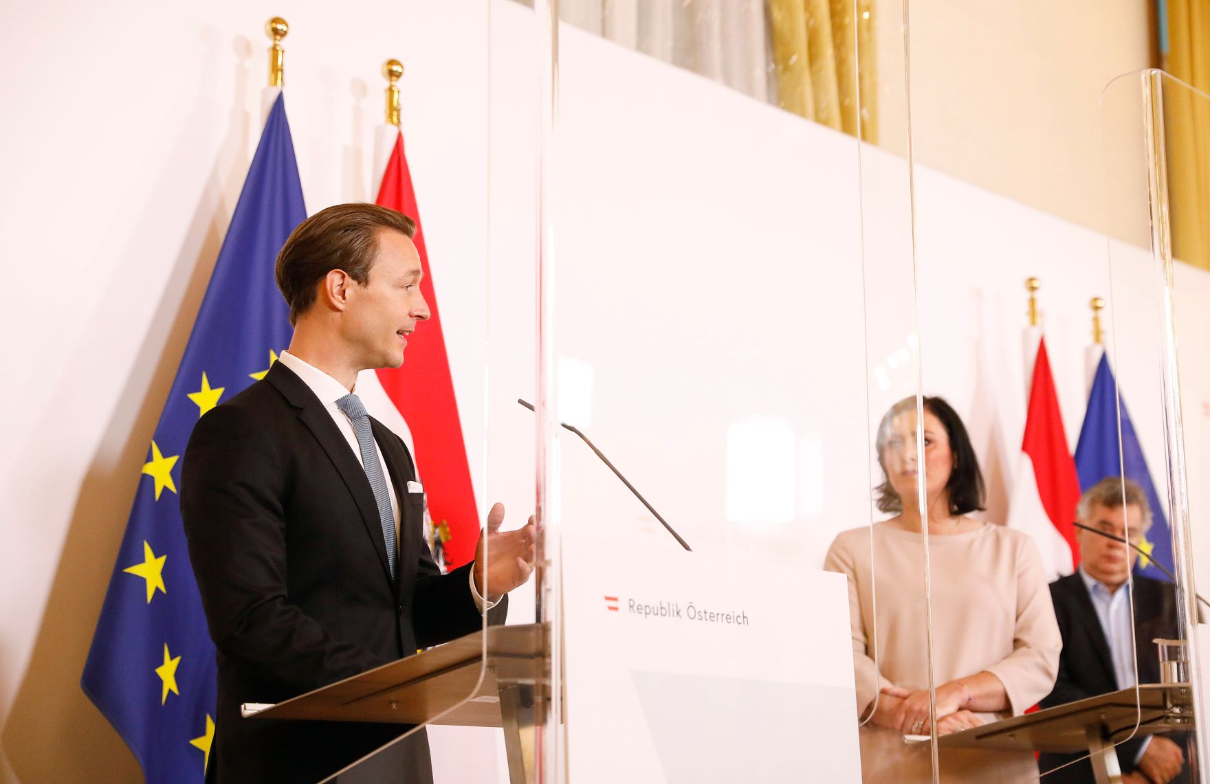 Am 25. September 2020 fand ein Pressestatement zu den Ma&szlig;nahmen gegen die Krise im Bundeskanzleramt statt. Im Bild (v.r.n.l.) Bundesminister Gernot Bl&uuml;mel, Bundesministerin Elisabeth K&ouml;stinger und Vizekanzler Wernern Kogler.