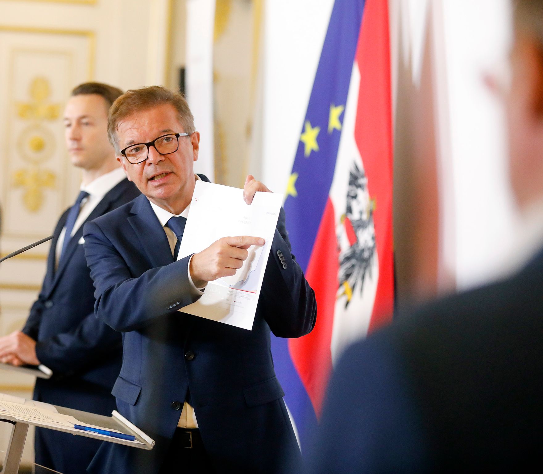 Im Bild Gesundheitsminister Rudolf Anschober (r.) und Finanzminister Gernot Bl&uuml;mel (l.) beim Pressefoyer nach dem Ministerrat am 30. September 2020.
