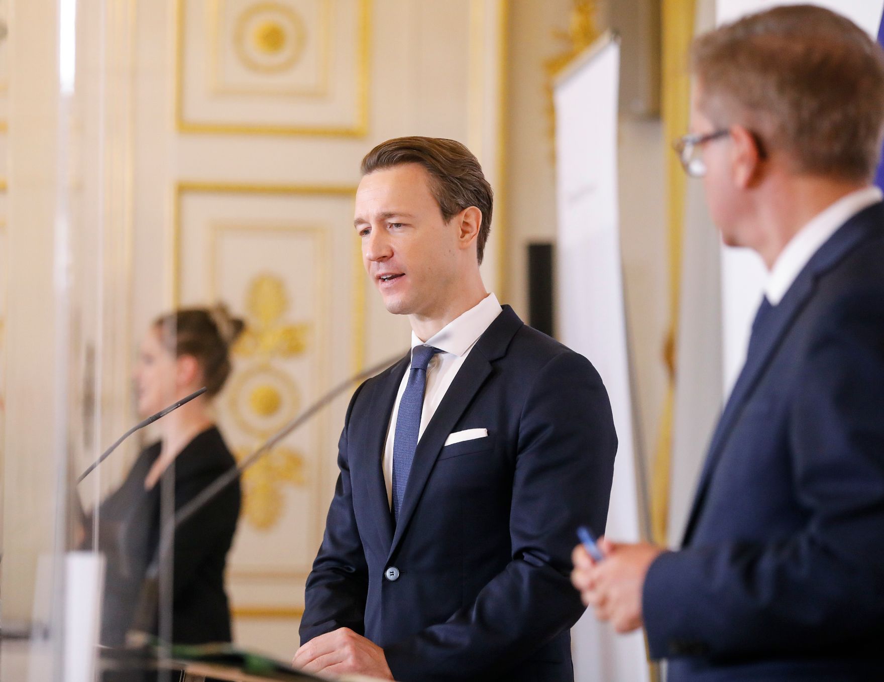 Im Bild Gesundheitsminister Rudolf Anschober (r.) und Finanzminister Gernot Bl&uuml;mel (l.) beim Pressefoyer nach dem Ministerrat am 30. September 2020.