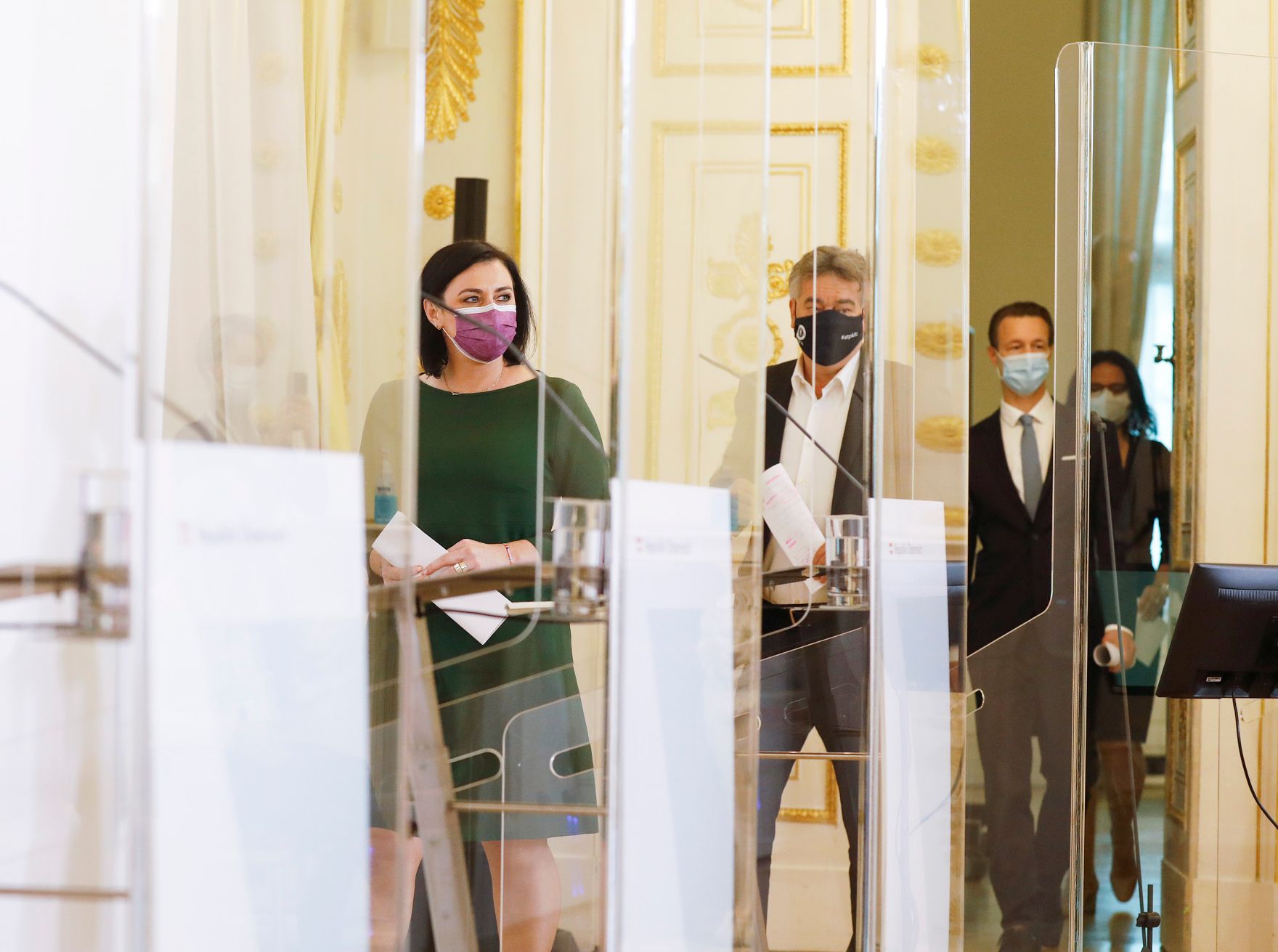 Im Bild (v.l.n.r.) Bundesministerin Elisabeth K&ouml;stinger, Vizekanzler Werner Kogler, Bundesminister Gernot Bl&uuml;mel und Staatssekret&auml;rin Andrea Mayer beim Pressefoyer nach dem Ministerrat am 7. Oktober 2020.