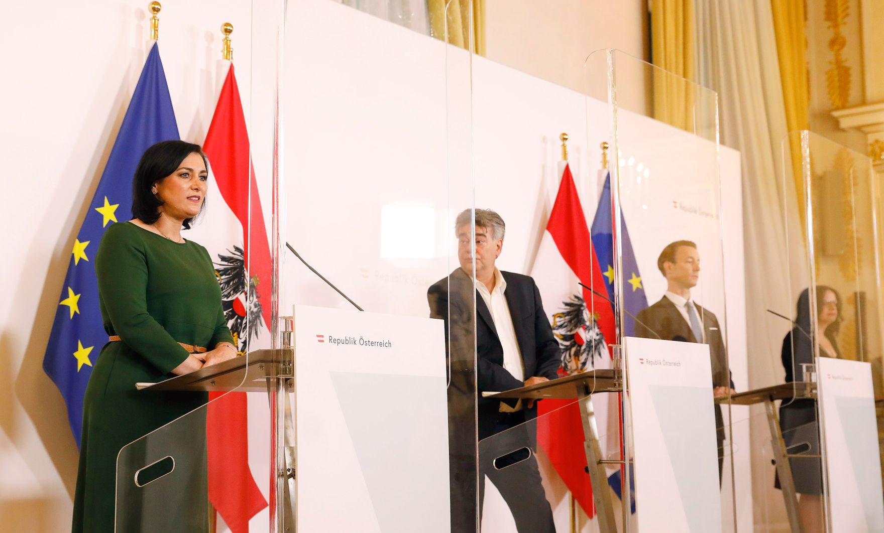 Im Bild (v.l.n.r.) Bundesministerin Elisabeth K&ouml;stinger, Vizekanzler Werner Kogler, Bundesminister Gernot Bl&uuml;mel und Staatssekret&auml;rin Andrea Mayer beim Pressefoyer nach dem Ministerrat am 7. Oktober 2020.