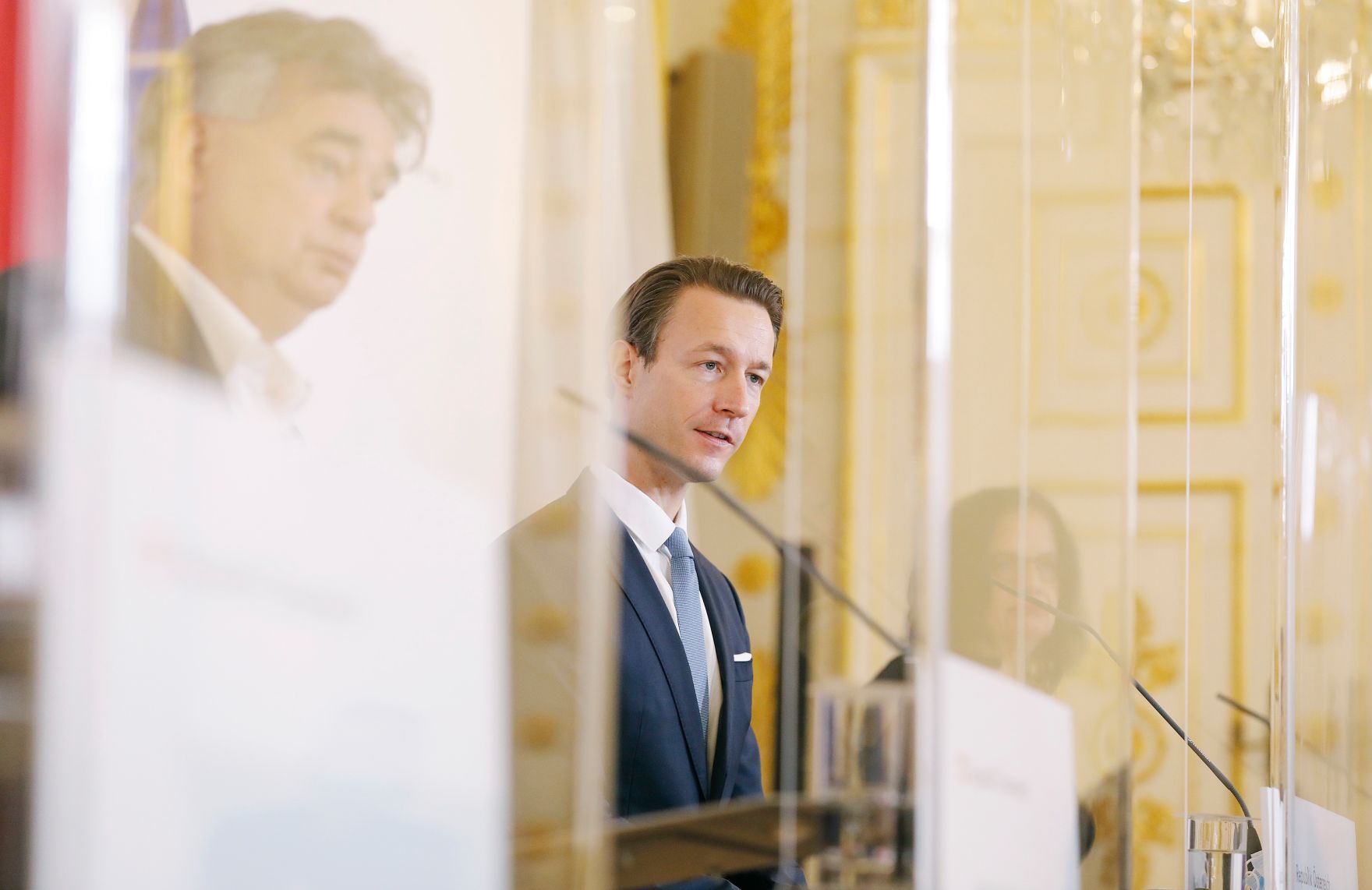 Im Bild (v.l.n.r.) Vizekanzler Werner Kogler, Bundesminister Gernot Bl&uuml;mel und Staatssekret&auml;rin Andrea Mayer beim Pressefoyer nach dem Ministerrat am 7. Oktober 2020.