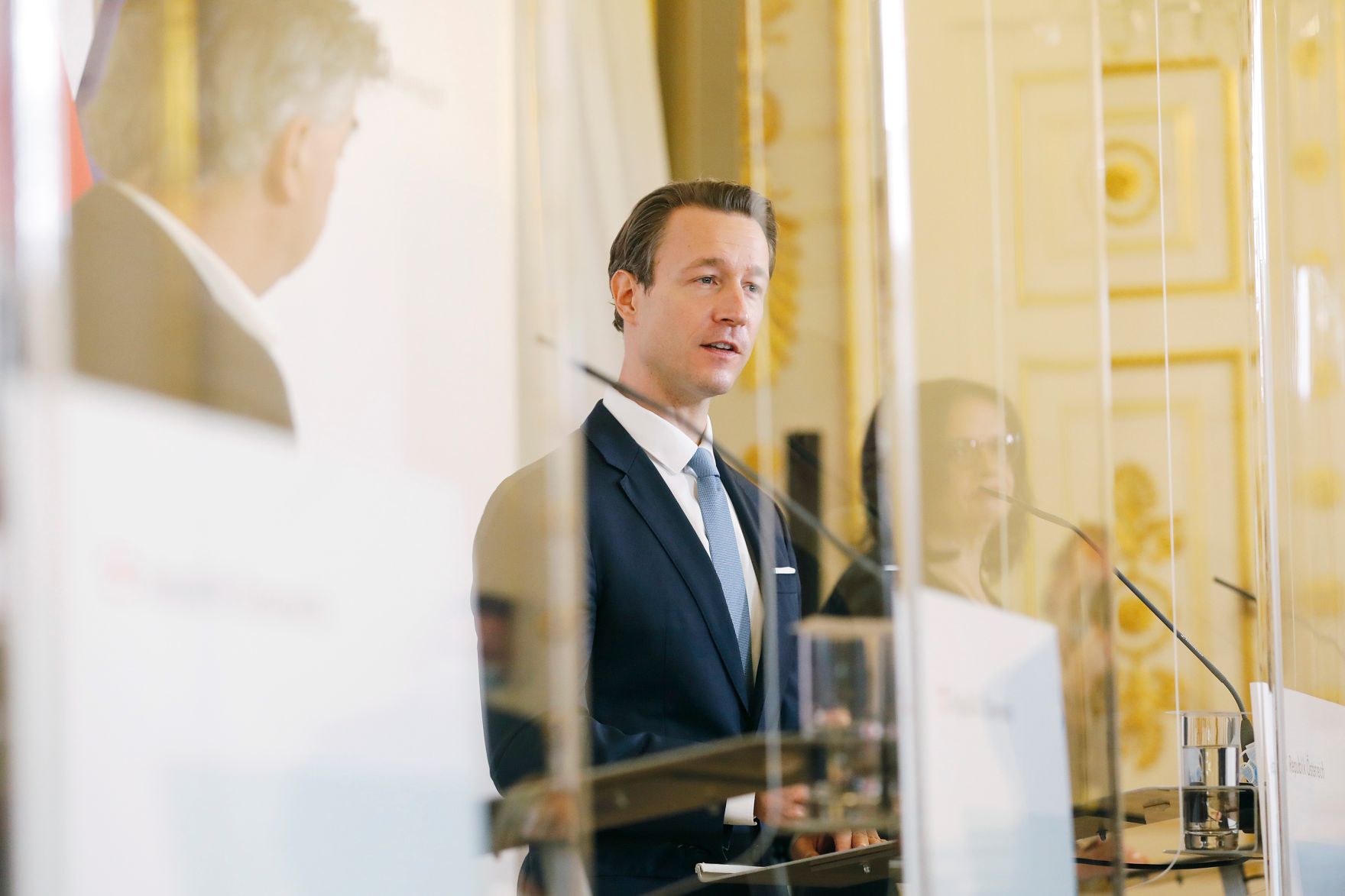 Im Bild (v.l.n.r.) Vizekanzler Werner Kogler, Bundesminister Gernot Bl&uuml;mel und Staatssekret&auml;rin Andrea Mayer beim Pressefoyer nach dem Ministerrat am 7. Oktober 2020.