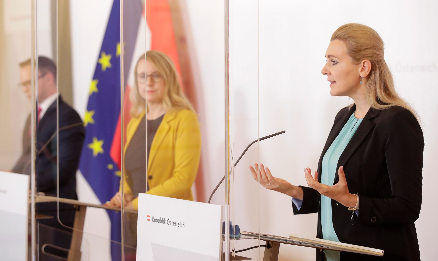 Am 13. Oktober 2020 fand ein Pressestatement zu den Ma&szlig;nahmen gegen die Krise im Bundeskanzleramt statt. Im Bild (v.r.n.l.) Bundesministerin Christine Aschbacher, Bundesministerin Margarete Schramb&ouml;ck und der Generalsekret&auml;r von ZL&Ouml; - zukunft. lehre. &ouml;sterreich Mario Derntl.