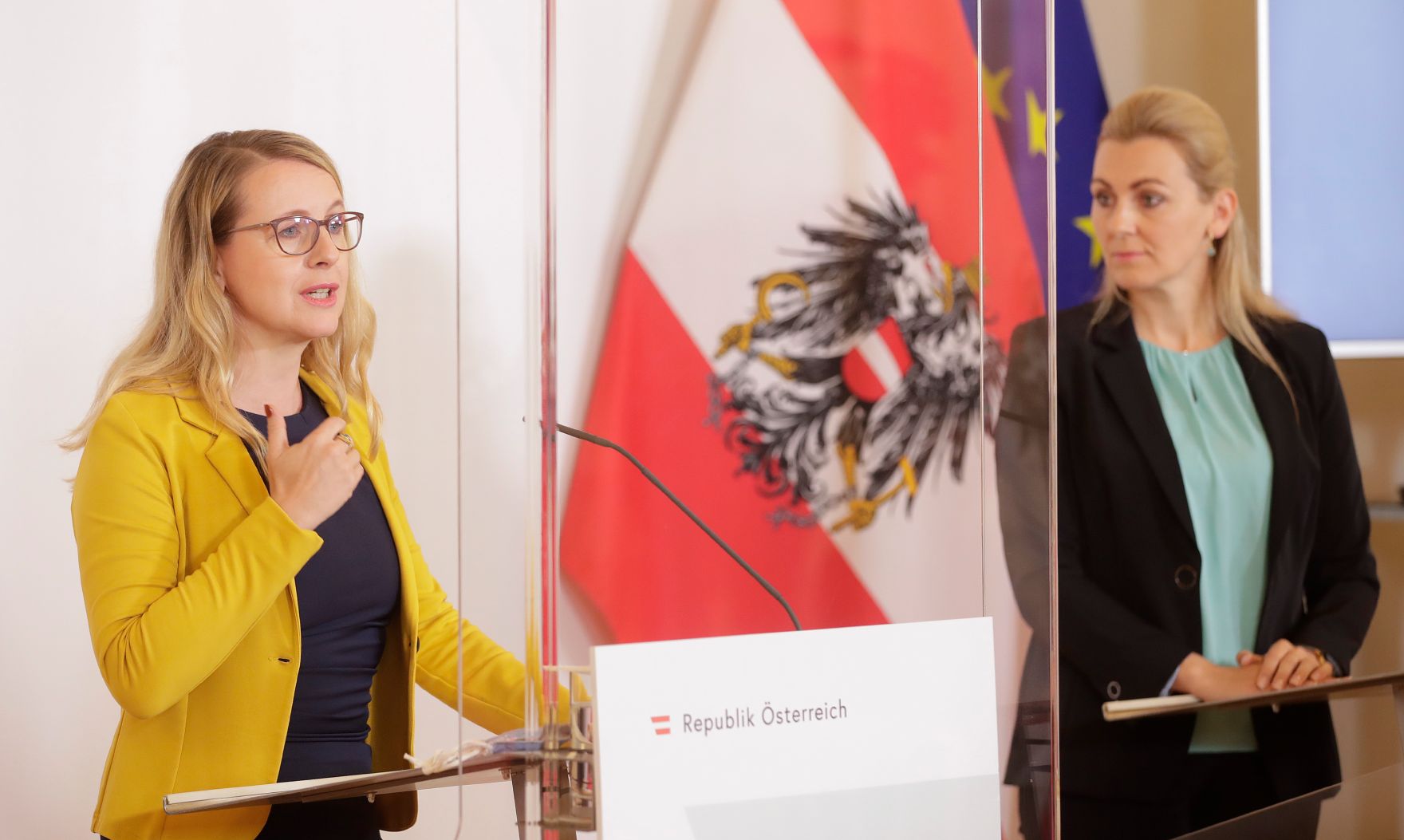 Am 13. Oktober 2020 fand ein Pressestatement zu den Ma&szlig;nahmen gegen die Krise im Bundeskanzleramt statt. Im Bild Bundesministerin Margarete Schramb&ouml;ck (l.) und Bundesministerin Christine Aschbacher (r.).