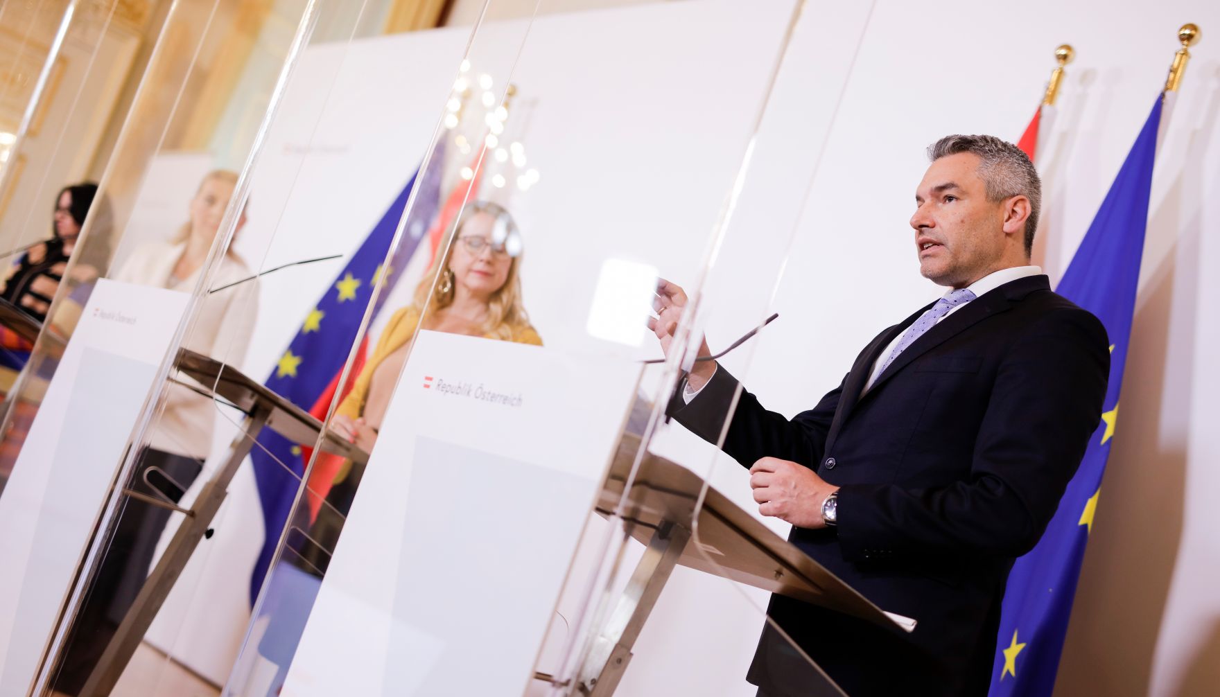 Im Bild (v.r.n.l.) Bundesminister Karl Nehammer, Bundesministerin Margarete Schramb&ouml;ck, Bundesministerin Christine Aschbacher und Staatssekret&auml;rin Andrea Mayer beim Pressefoyer nach dem Ministerrat am 21. Oktober 2020.