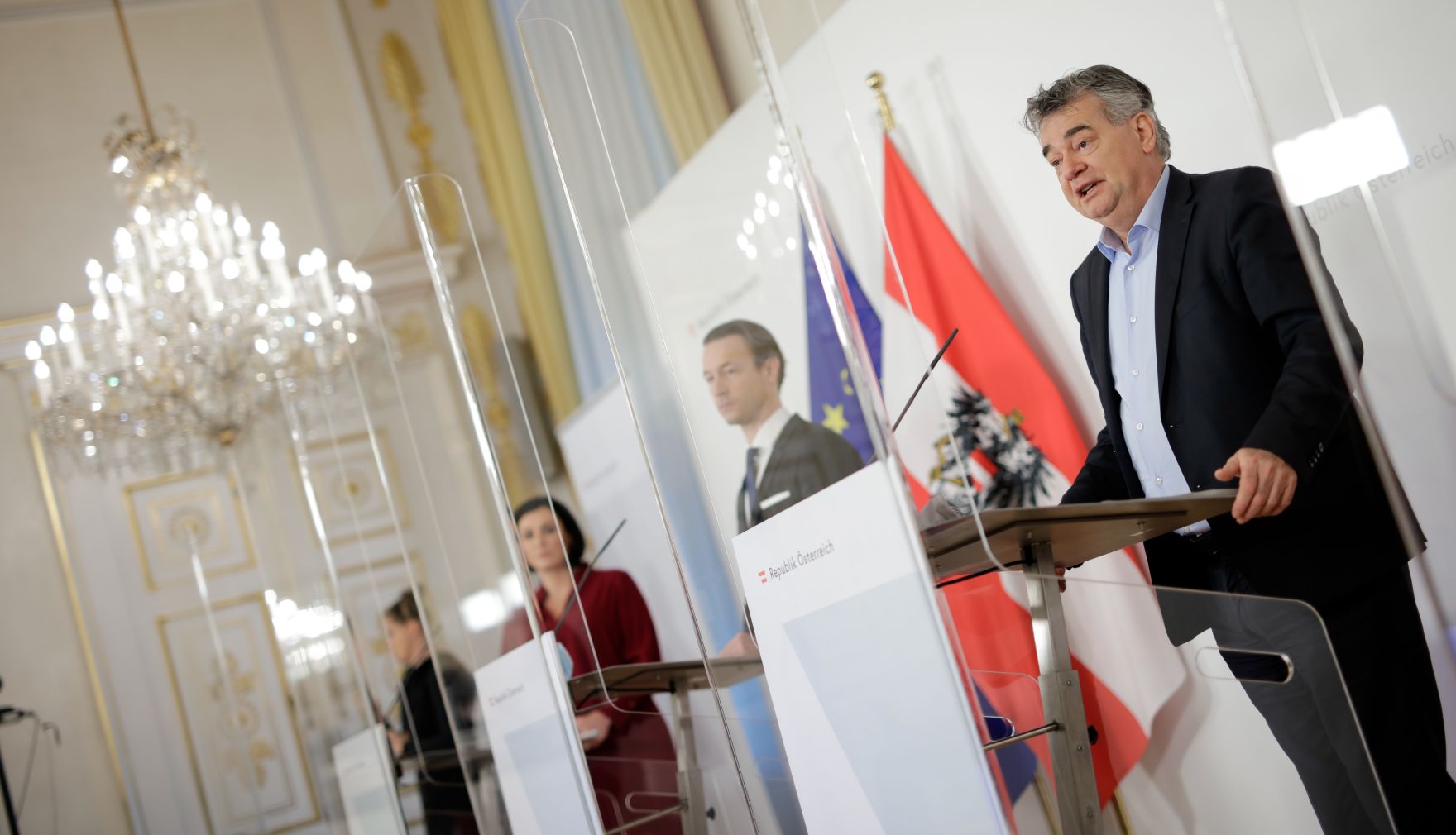 Am 6. November 2020 fand ein Pressestatement zu den Ma&szlig;nahmen gegen die Krise im Bundeskanzleramt statt. Im Bild (v.l.n.r.) Bundesministerin Elisabeth K&ouml;stinger, Bundesminister Gernot Bl&uuml;mel, Vizekanzler Werner Kogler.