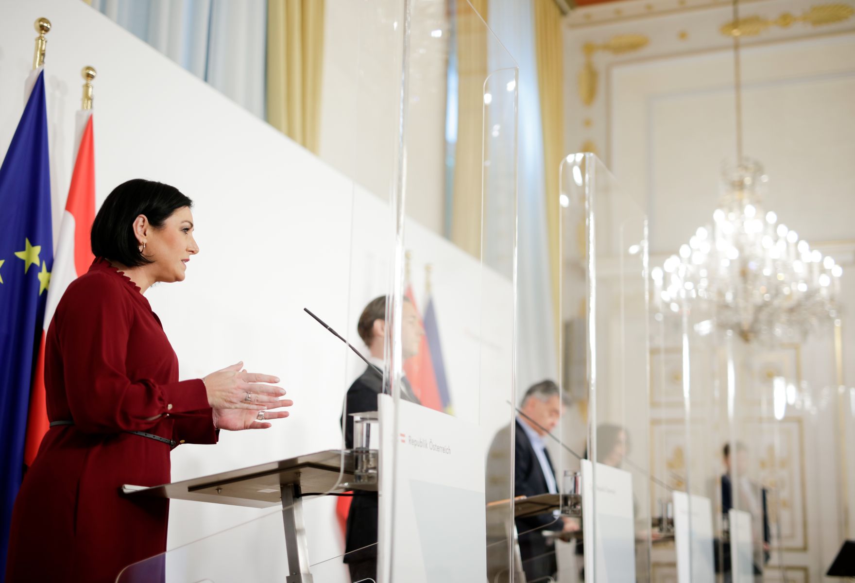Am 6. November 2020 fand ein Pressestatement zu den Ma&szlig;nahmen gegen die Krise im Bundeskanzleramt statt. Im Bild (v.l.n.r.) Bundesministerin Elisabeth K&ouml;stinger, Bundesminister Gernot Bl&uuml;mel, Vizekanzler Werner Kogler und Staatssekret&auml;rin Andrea Mayer.