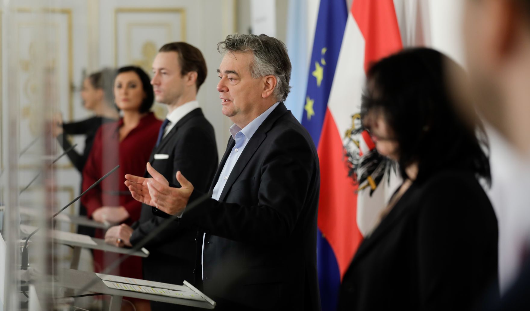Am 6. November 2020 fand ein Pressestatement zu den Ma&szlig;nahmen gegen die Krise im Bundeskanzleramt statt. Im Bild (v.l.n.r.) Bundesministerin Elisabeth K&ouml;stinger, Bundesminister Gernot Bl&uuml;mel, Vizekanzler Werner Kogler und Staatssekret&auml;rin Andrea Mayer.