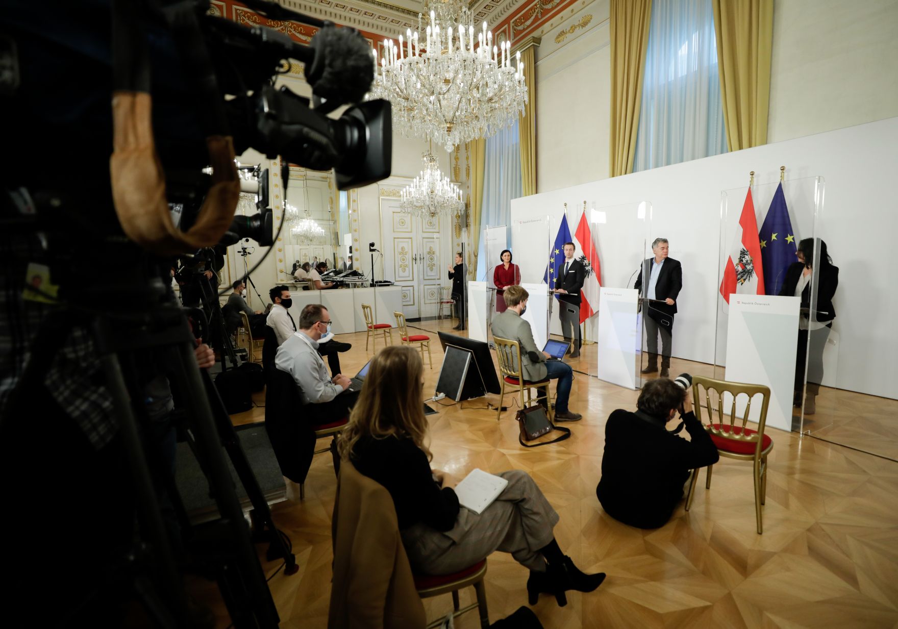 Am 6. November 2020 fand ein Pressestatement zu den Ma&szlig;nahmen gegen die Krise im Bundeskanzleramt statt. Im Bild (v.l.n.r.) Bundesministerin Elisabeth K&ouml;stinger, Bundesminister Gernot Bl&uuml;mel, Vizekanzler Werner Kogler und Staatssekret&auml;rin Andrea Mayer.
