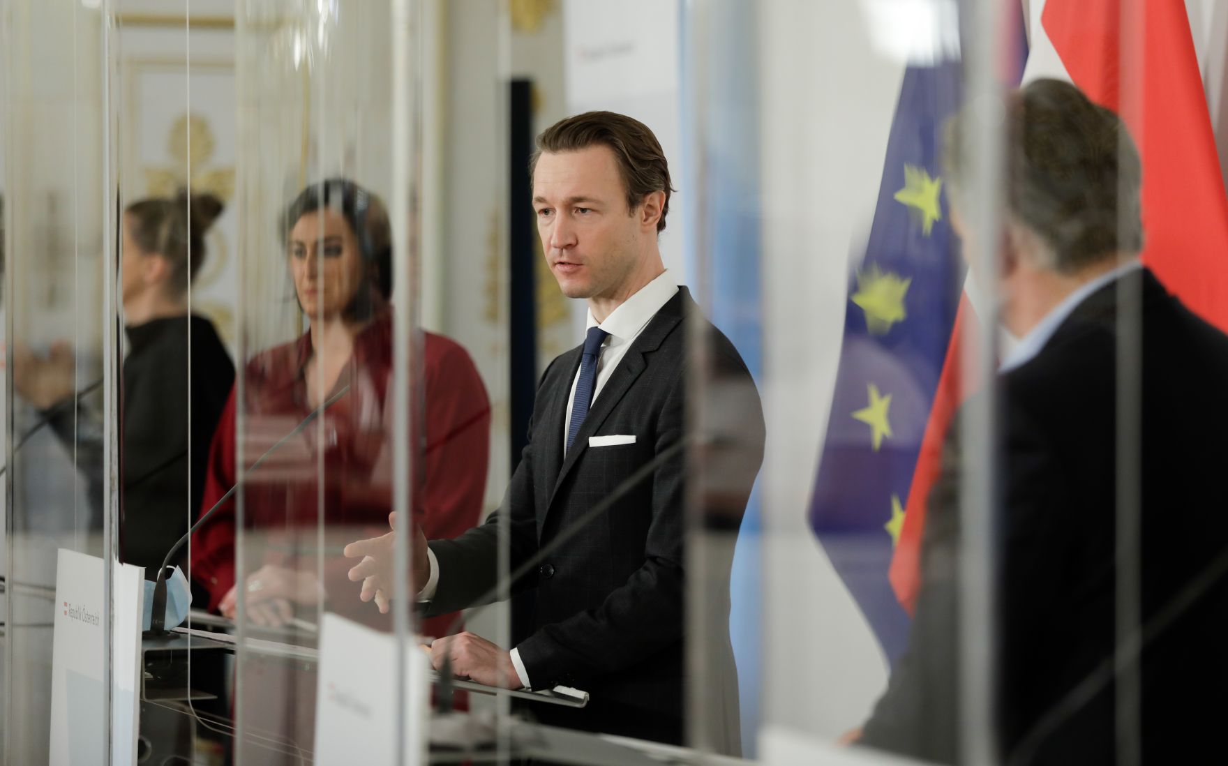 Am 6. November 2020 fand ein Pressestatement zu den Ma&szlig;nahmen gegen die Krise im Bundeskanzleramt statt. Im Bild (v.l.n.r.) Bundesministerin Elisabeth K&ouml;stinger, Bundesminister Gernot Bl&uuml;mel und Vizekanzler Werner Kogler.