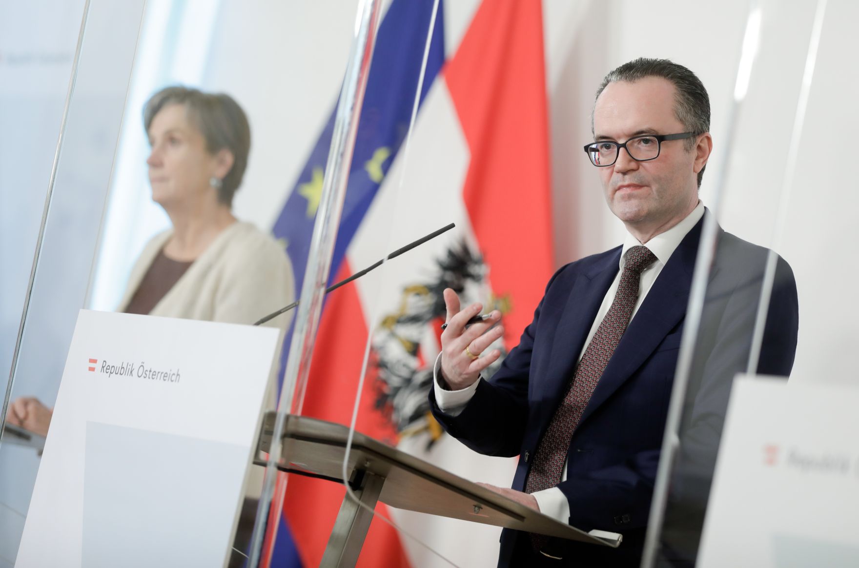 Am 14. November 2020 fand ein Pressestatement zur aktuellen Corona-Lage in &Ouml;sterrech im Bundeskanzleramt statt. Im Bild (v.l.n.r.) Susanne Rabady, Vizepr&auml;sidentin der &Ouml;sterreichischen Gesellschaft f&uuml;r Allgemeinmedizin und Klaus Markstaller, Pr&auml;sident der &Ouml;sterreichischen Gesellschaft f&uuml;r An&auml;sthesie, Reanimation und Intensivmedizin.