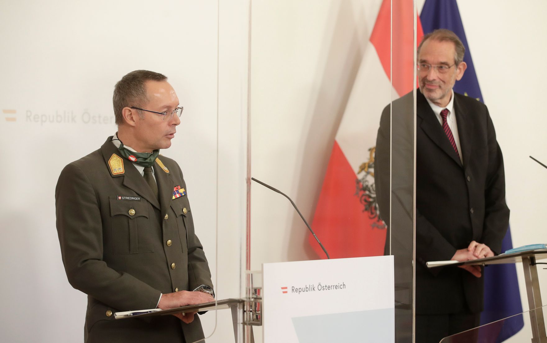 Am 7. Dezember 2020 fand ein Pressestatement zu den Ma&szlig;nahmen gegen die Krise im Bundeskanzleramt statt. Im Bild Bundesminister Heinz Fa&szlig;mann (r.) und Generalmajor Rudolf Striedinger (l.).