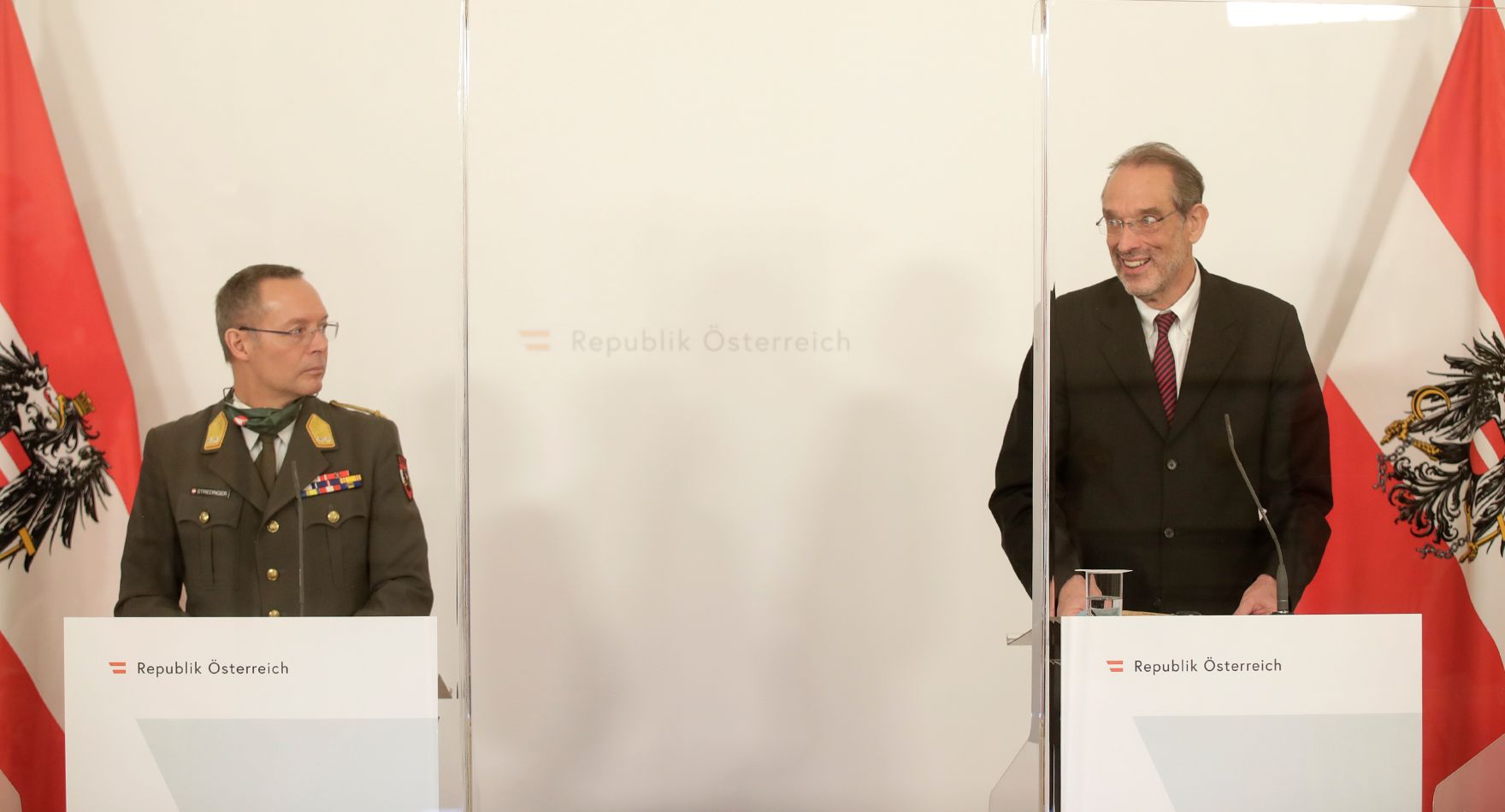 Am 7. Dezember 2020 fand ein Pressestatement zu den Ma&szlig;nahmen gegen die Krise im Bundeskanzleramt statt. Im Bild Bundesminister Heinz Fa&szlig;mann (r.) und Generalmajor Rudolf Striedinger (l.).