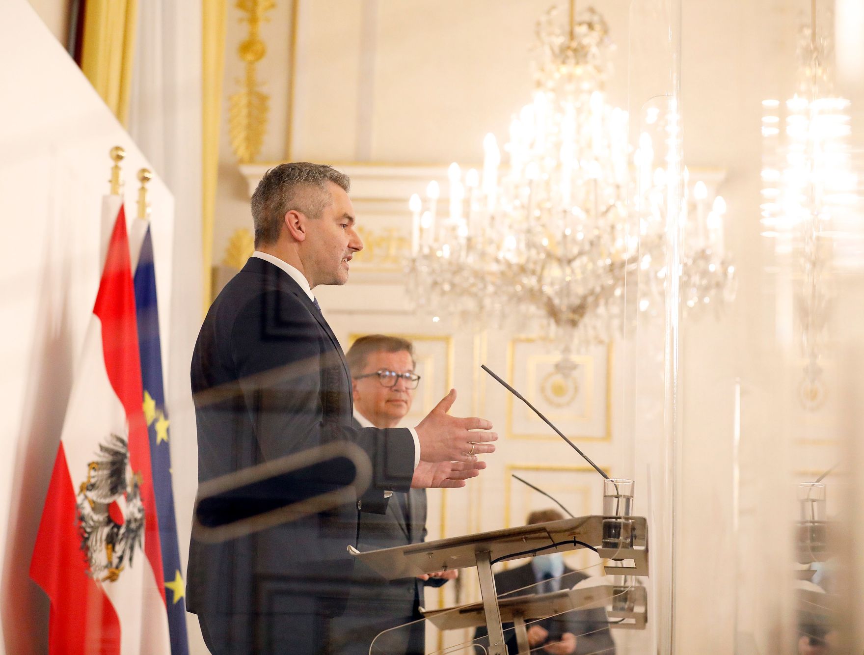 Im Bild Bundesminister Rudolf Anschober (r.) und Bundesminister Karl Nehammer (l.) nach dem Ministerrat am 9. Dezember 2020.