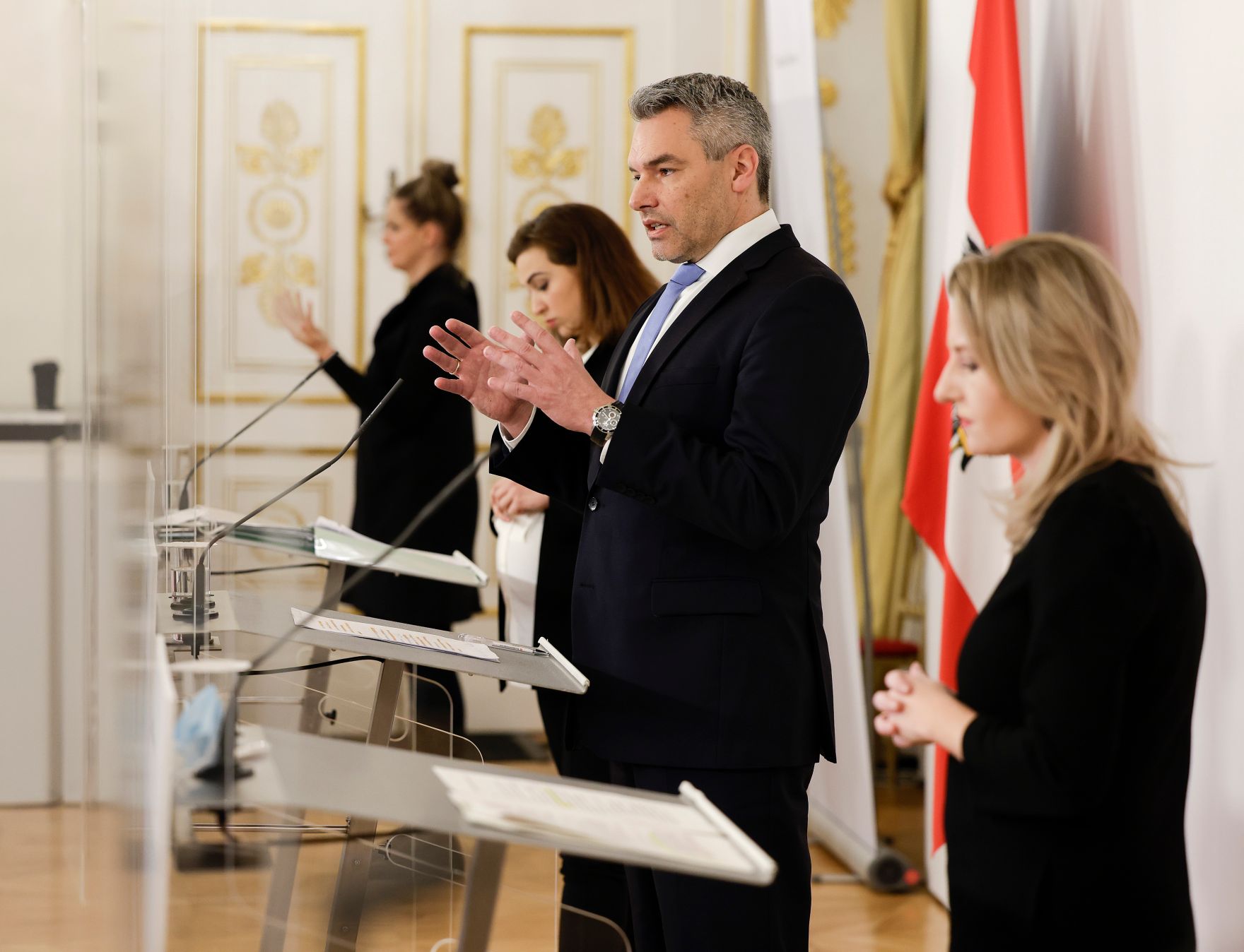 Im Bild (v.r.n.l.) Bundesministerin Susanne Raab, Bundesminister Karl Nehammer und Bundesministerin Alma Zadi&aelig; nach dem Ministerrat am 16. Dezember 2020.