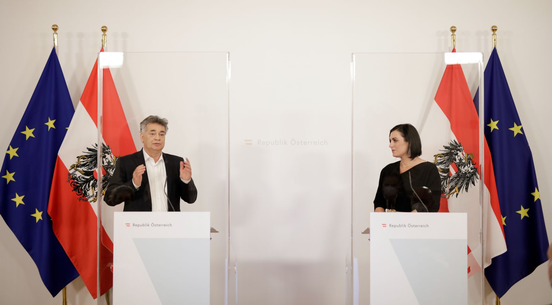 Am 17. Dezember 2020 fand ein Pressestatement zu den Ma&szlig;nahmen gegen die Krise im Bundeskanzleramt statt. Im Bild Vizekanzler Werner Kogler (l.) und Bundesministerin Elisabeth K&ouml;stinger (r.).