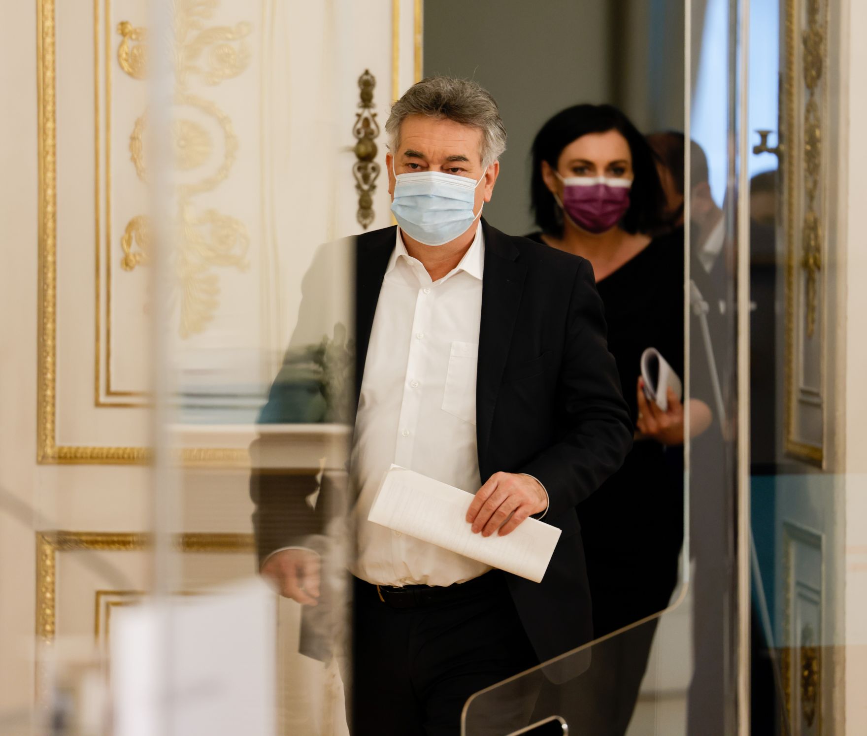 Am 17. Dezember 2020 fand ein Pressestatement zu den Ma&szlig;nahmen gegen die Krise im Bundeskanzleramt statt. Im Bild Vizekanzler Werner Kogler (l.) und Bundesministerin Elisabeth K&ouml;stinger (r.).