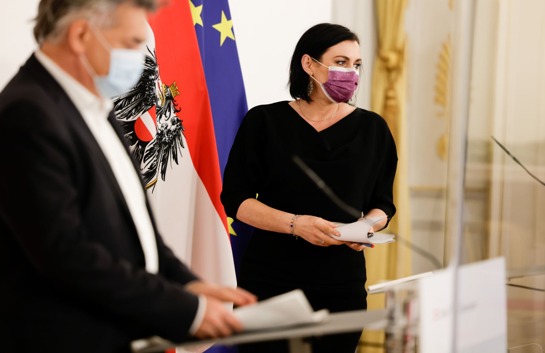 Am 17. Dezember 2020 fand ein Pressestatement zu den Ma&szlig;nahmen gegen die Krise im Bundeskanzleramt statt. Im Bild Vizekanzler Werner Kogler (l.) und Bundesministerin Elisabeth K&ouml;stinger (r.).