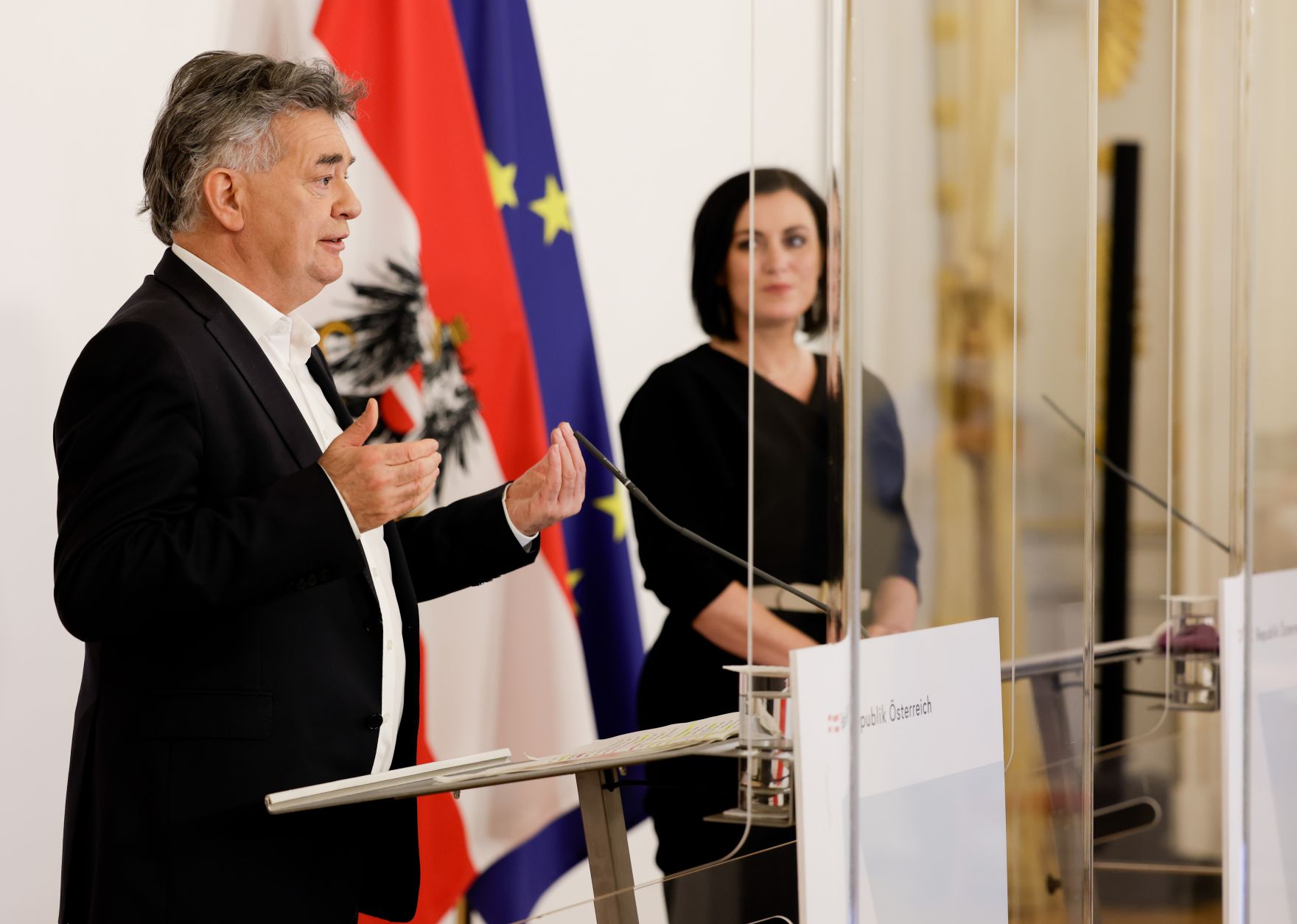Am 17. Dezember 2020 fand ein Pressestatement zu den Ma&szlig;nahmen gegen die Krise im Bundeskanzleramt statt. Im Bild Vizekanzler Werner Kogler (l.) und Bundesministerin Elisabeth K&ouml;stinger (r.).