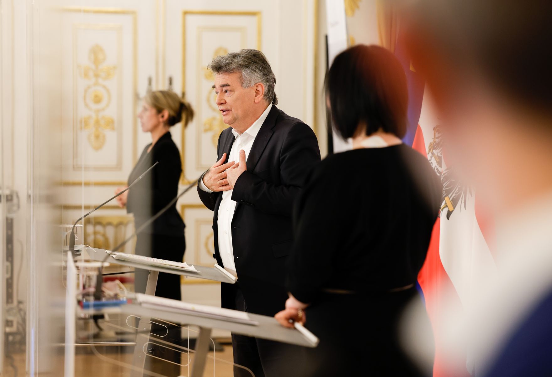 Am 17. Dezember 2020 fand ein Pressestatement zu den Ma&szlig;nahmen gegen die Krise im Bundeskanzleramt statt. Im Bild Vizekanzler Werner Kogler (l.) und Bundesministerin Elisabeth K&ouml;stinger (r.).