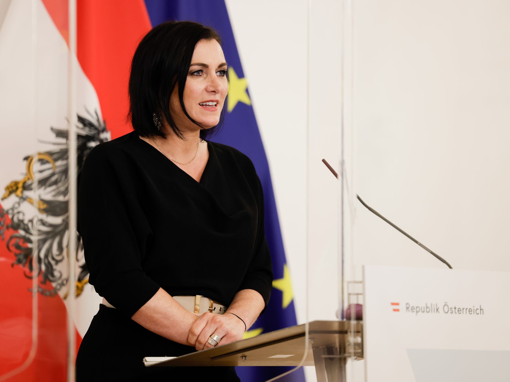 Am 17. Dezember 2020 fand ein Pressestatement zu den Ma&szlig;nahmen gegen die Krise im Bundeskanzleramt statt. Im Bild Vizekanzler Werner Kogler und Bundesministerin Elisabeth K&ouml;stinger (im Bild).