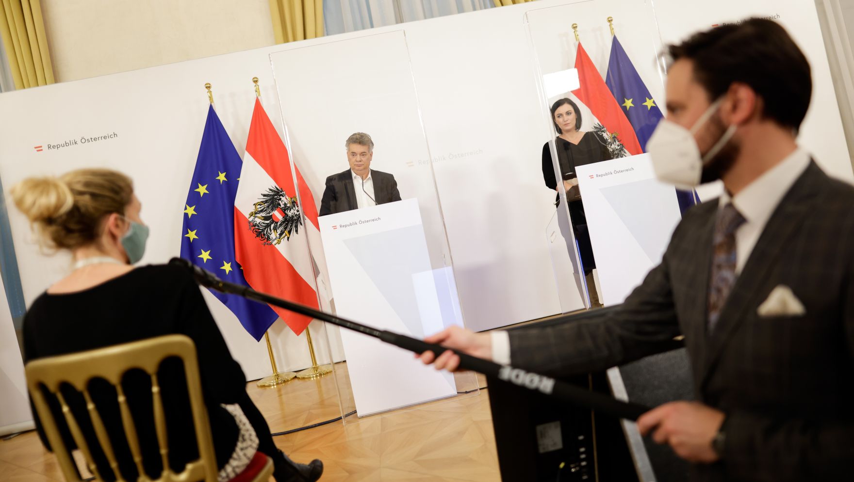 Am 17. Dezember 2020 fand ein Pressestatement zu den Ma&szlig;nahmen gegen die Krise im Bundeskanzleramt statt. Im Bild Vizekanzler Werner Kogler (l.) und Bundesministerin Elisabeth K&ouml;stinger (r.).