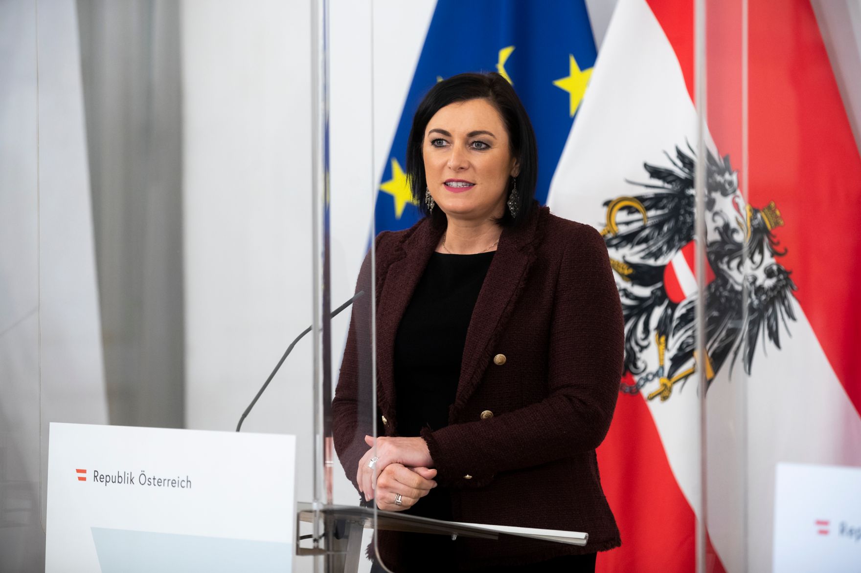 Am 19. Dezember 2020 fand ein Pressestatement zu den Ma&szlig;nahmen gegen die Krise im Bundeskanzleramt statt. Im Bild Bundesministerin Elisabeth K&ouml;stinger.